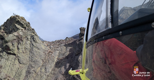 Tres escaladores fueron rescatados este lunes con una grúa. | JCYL Tres escaladores fueron rescatados este lunes con una grúa. | JCYL