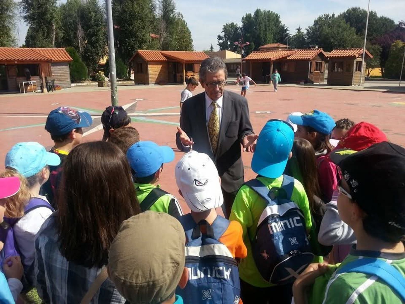 Mario García Blanco, junto a alumnos durante una visita al coto escolar | COTA ESCOLAR Mario García Blanco, junto a alumnos durante una visita al coto escolar | COTA ESCOLAR