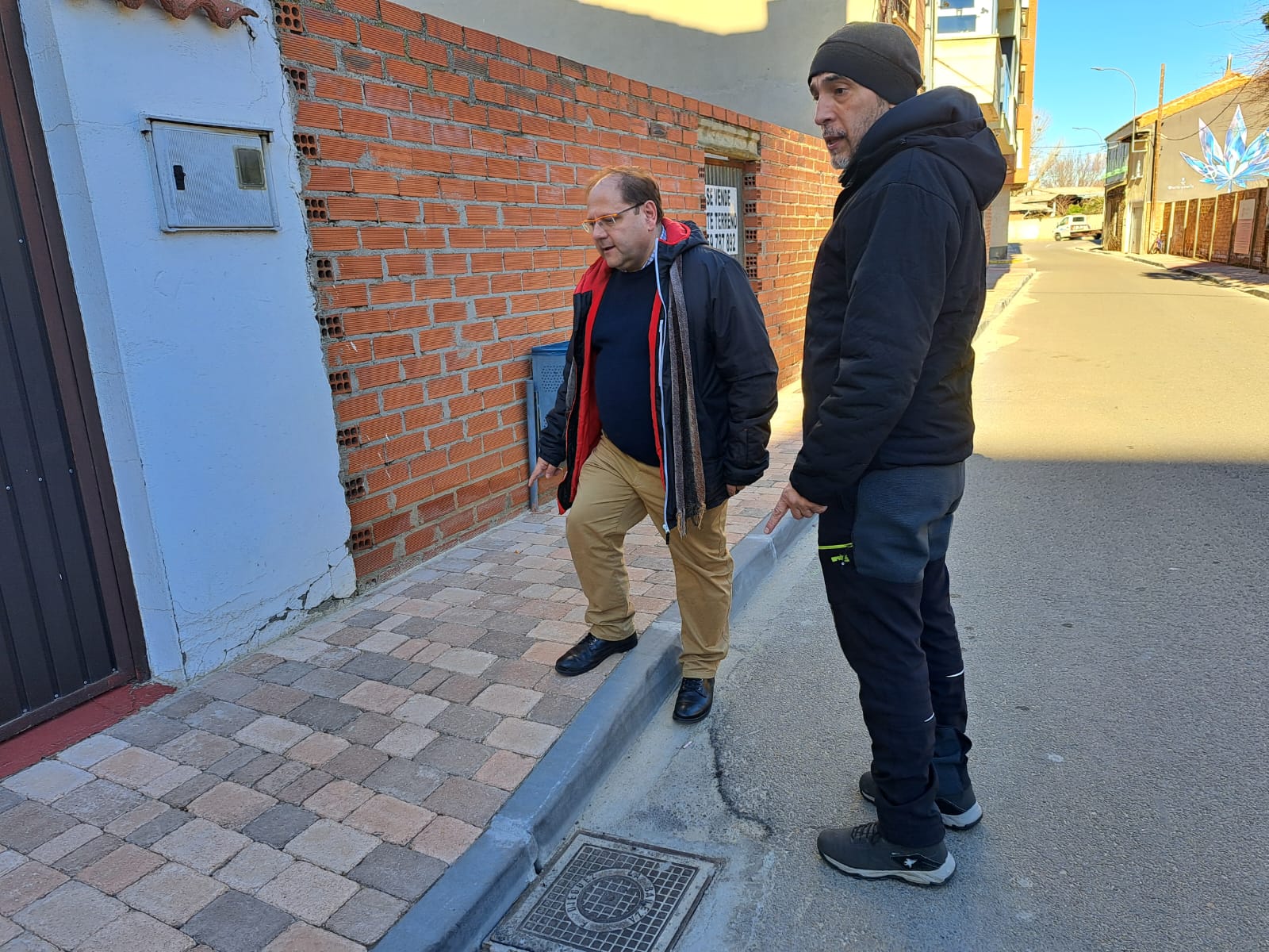 Javier Carrera y Pedro Montiel comprobando las obras en la calle Calle República del Salvador. | L.N.C. Javier Carrera y Pedro Montiel comprobando las obras en la calle Calle República del Salvador. | L.N.C.