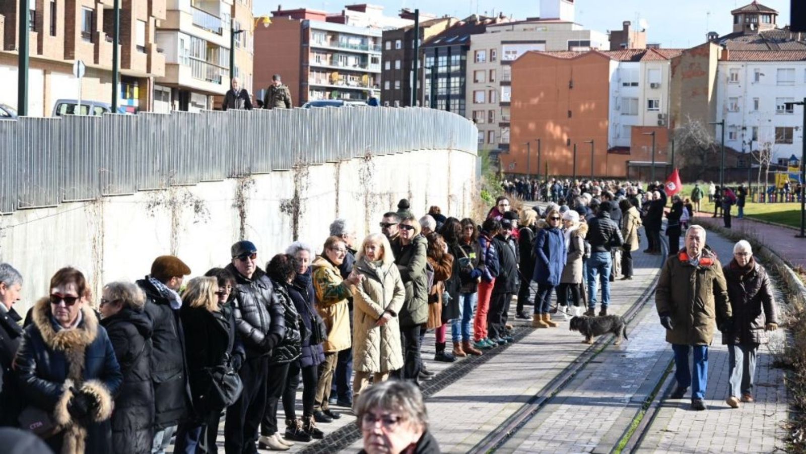 Cadena humana desde el Apeadero de la Asunción en la protesta de enero | SAÚL ARÉN Cadena humana desde el Apeadero de la Asunción en la protesta de enero | SAÚL ARÉN