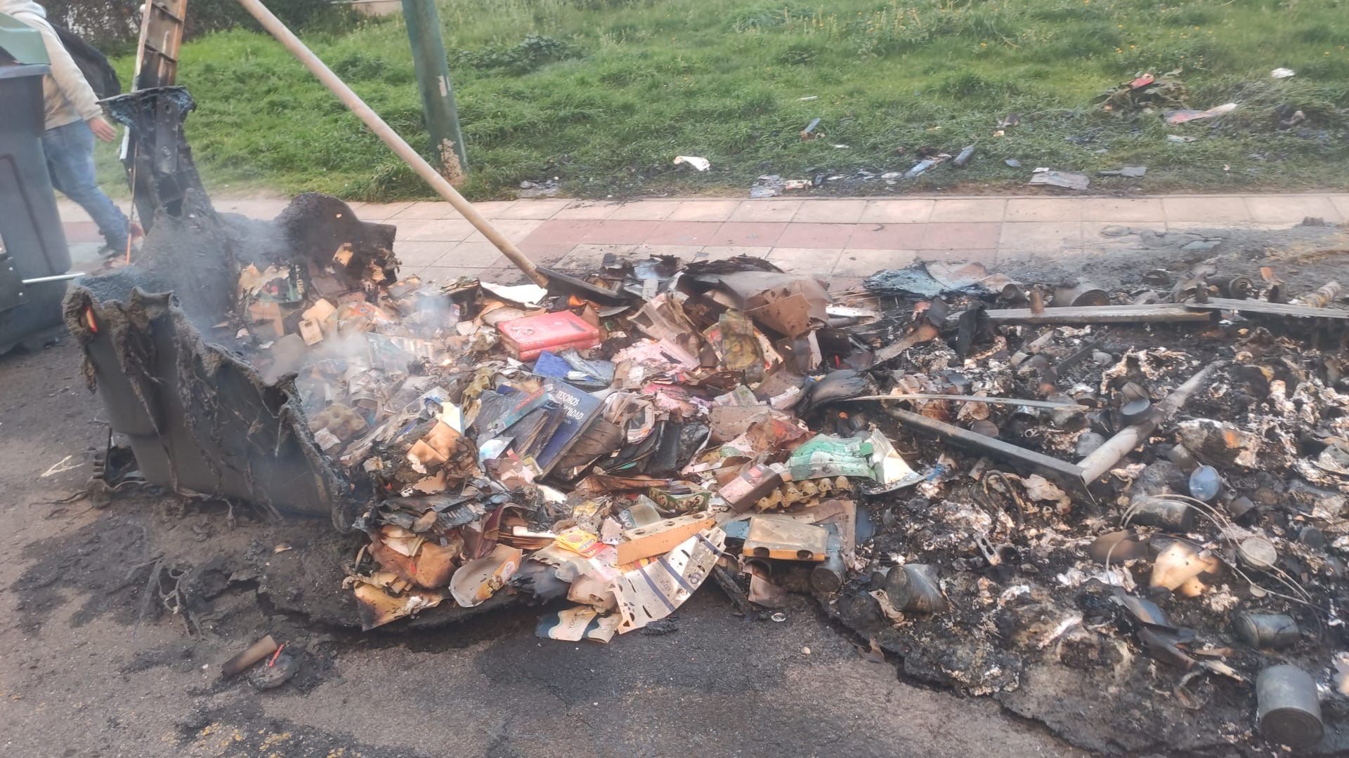 Imagen de uno de los contenedores calcinados en Trobajo del Camino. | L.N.C. Imagen de uno de los contenedores calcinados en Trobajo del Camino. | L.N.C.