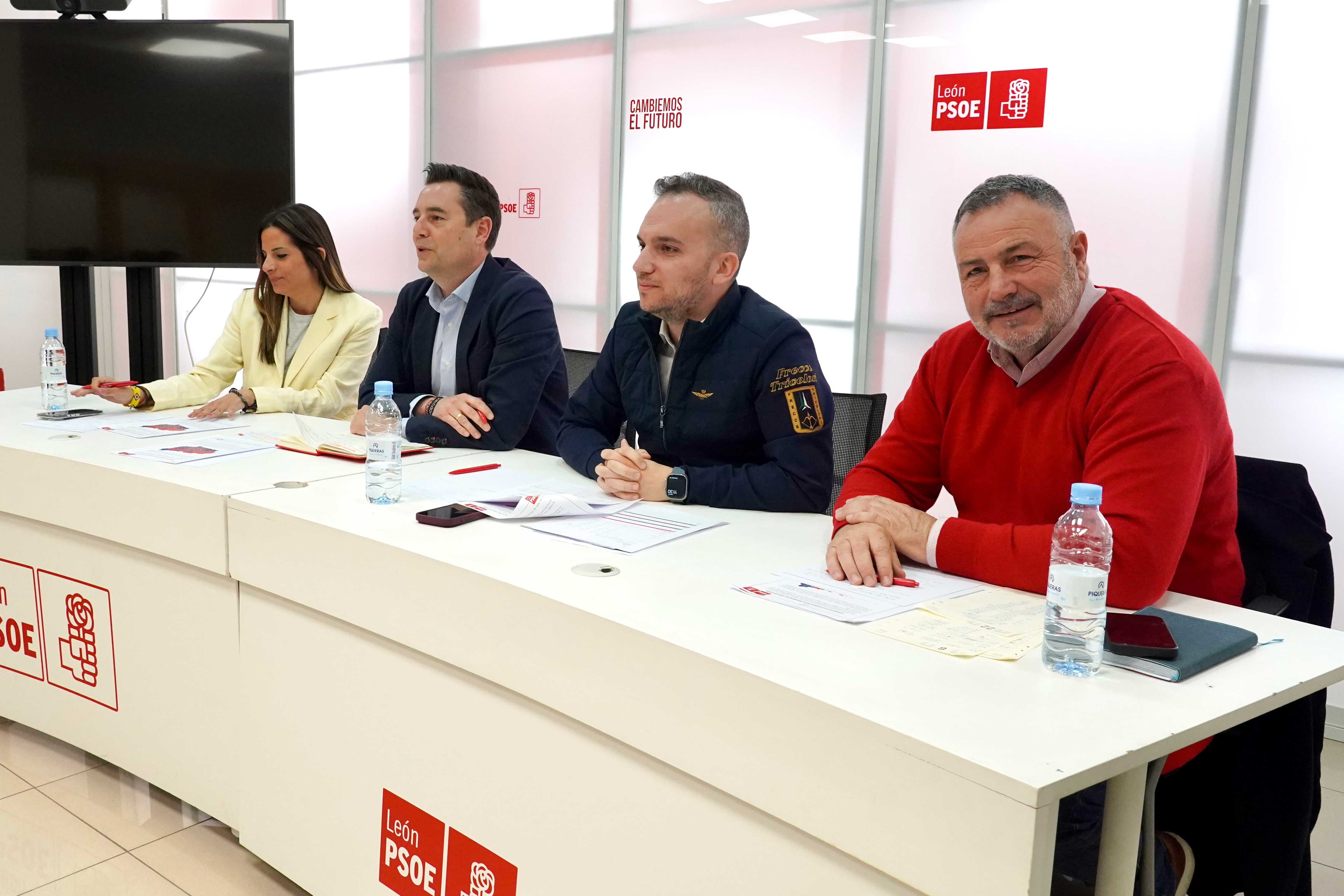 El secretario de Organización del PSOE de Castilla y León, Daniel de la Rosa, y el de León, Daniel San José, comparecen tras mantener una reunión de trabajo y análisis del resultado electoral. | CARLOS S. CAMPILLO El secretario de Organización del PSOE de Castilla y León, Daniel de la Rosa, y el de León, Daniel San José, comparecen tras mantener una reunión de trabajo y análisis del resultado electoral. | CARLOS S. CAMPILLO