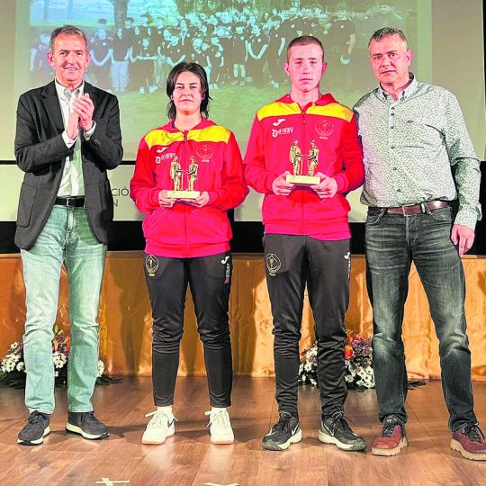 Los dos deportistas fueron recibidos en su ayuntamiento al regreso de Thailandia / AYTO. LA ROBLA 