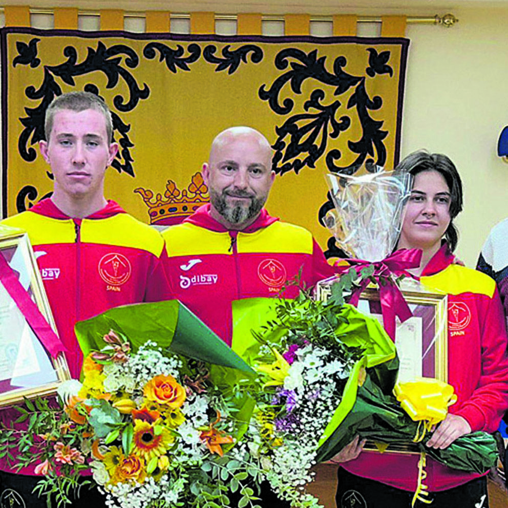 Yorel y Adriana con su entrenador, Alejandro, en la Gala del Deporte Roblano / AYTO. LA ROBLA Yorel y Adriana con su entrenador, Alejandro, en la Gala del Deporte Roblano / AYTO. LA ROBLA