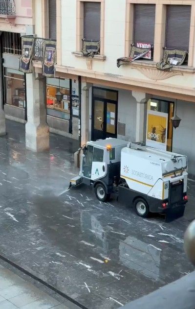 Labores de limpieza de la plaza Mayor de Astorga. | L.N.C. Labores de limpieza de la plaza Mayor de Astorga. | L.N.C.