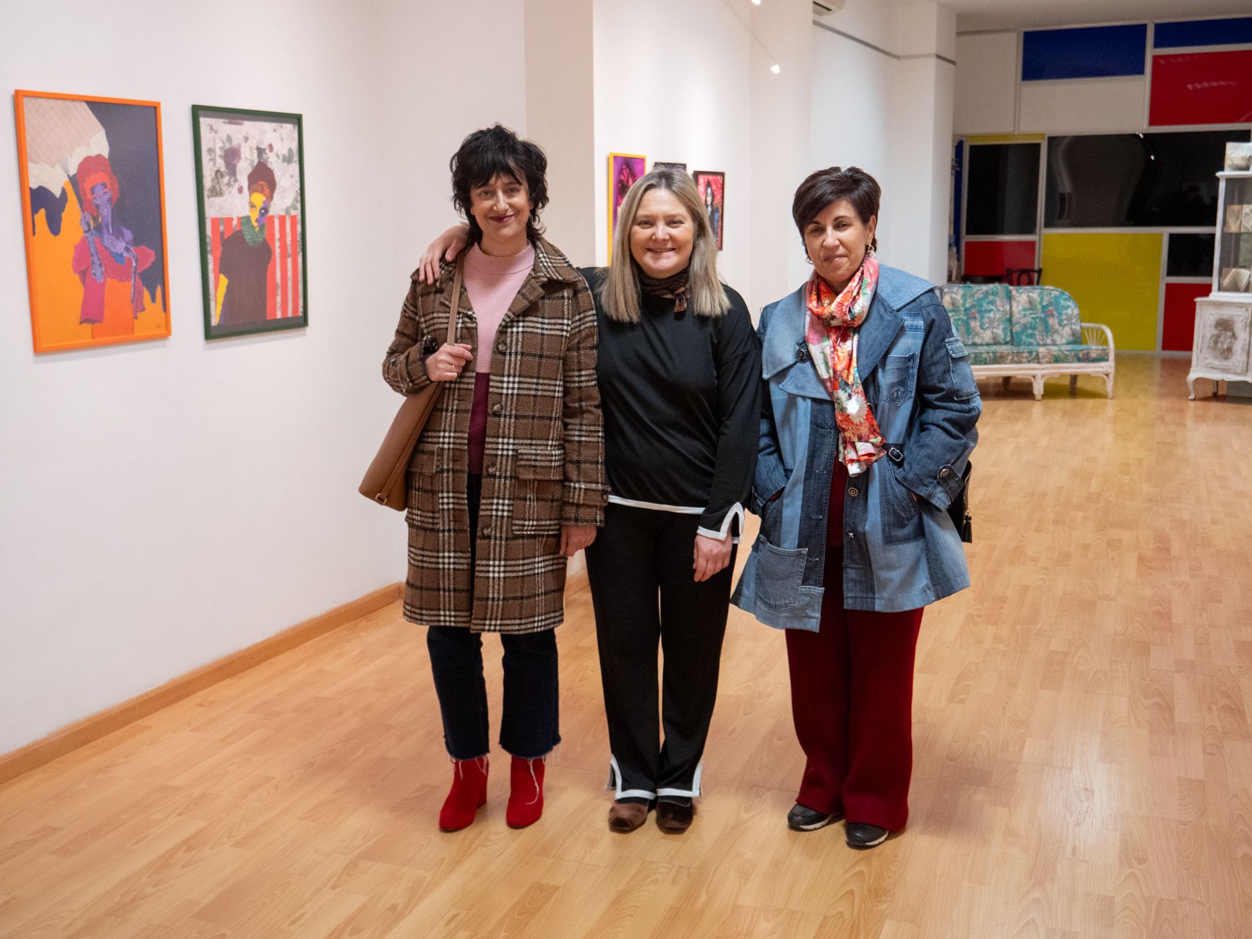 Las dos autoras junto a Gemma, la galerista. | VICENTE GARCÍA