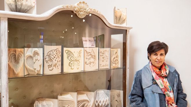 Irene Fernández ante sus palabras plegadas