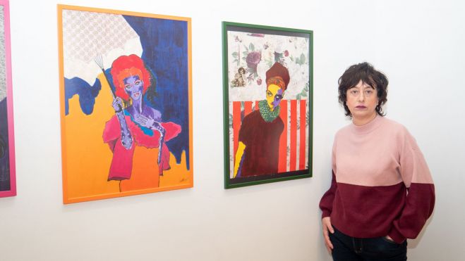 Corina ante dos obras suyas