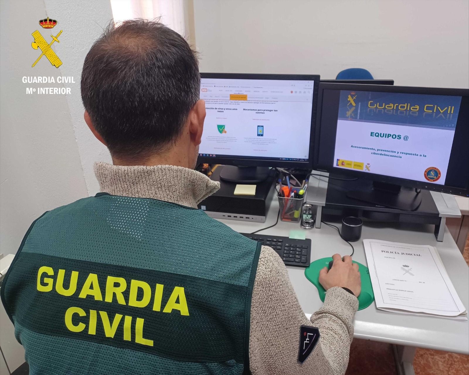 Imagen de un agente durante la Investigación del Equipo @ de la Guardia Civil de León. | L.N.C. Imagen de un agente durante la Investigación del Equipo @ de la Guardia Civil de León. | L.N.C.
