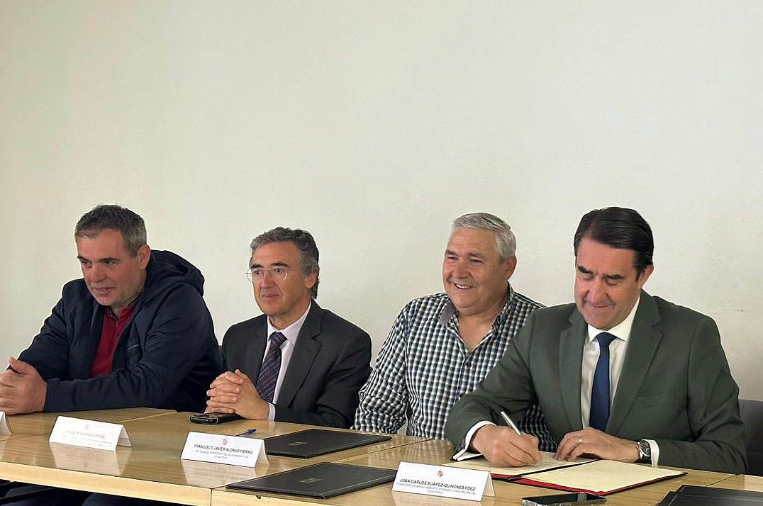 El consejero de Medio Ambiente, Vivienda y Ordenación del Territorio, Juan Carlos Suárez Quiñones, firma el protocolo de Rehabitare de León. | ICAL El consejero de Medio Ambiente, Vivienda y Ordenación del Territorio, Juan Carlos Suárez Quiñones, firma el protocolo de Rehabitare de León. | ICAL