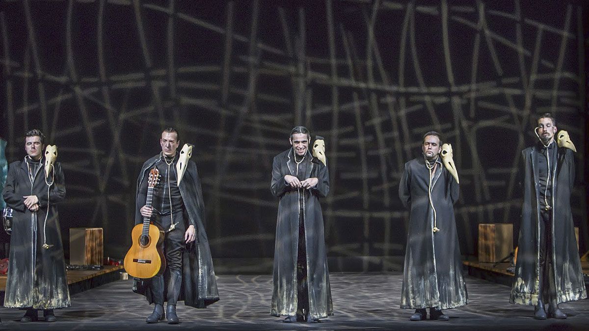 Los componentes de la compañía Ron Lalá Teatro en la representación de una de las piezas breves del espectáculo ‘Cervantina’.