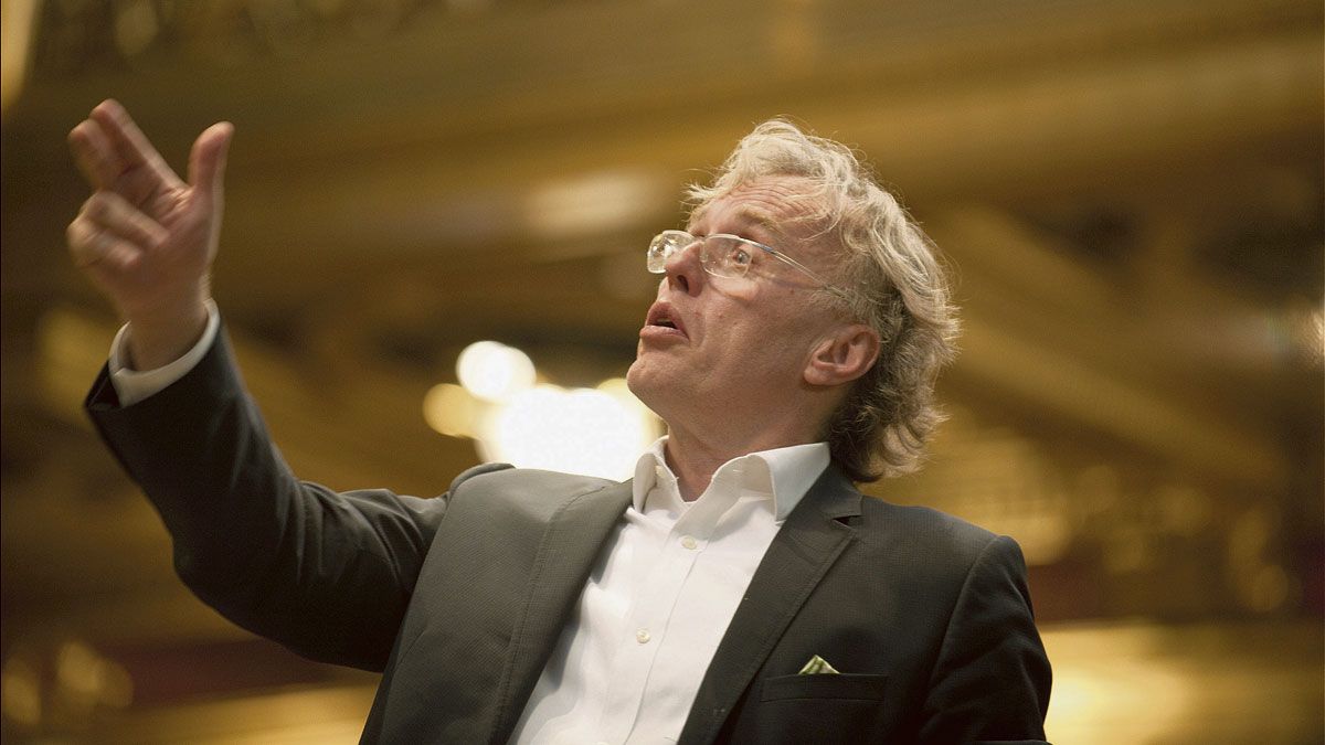 Martin Haselböck en su faceta de director de orquesta.