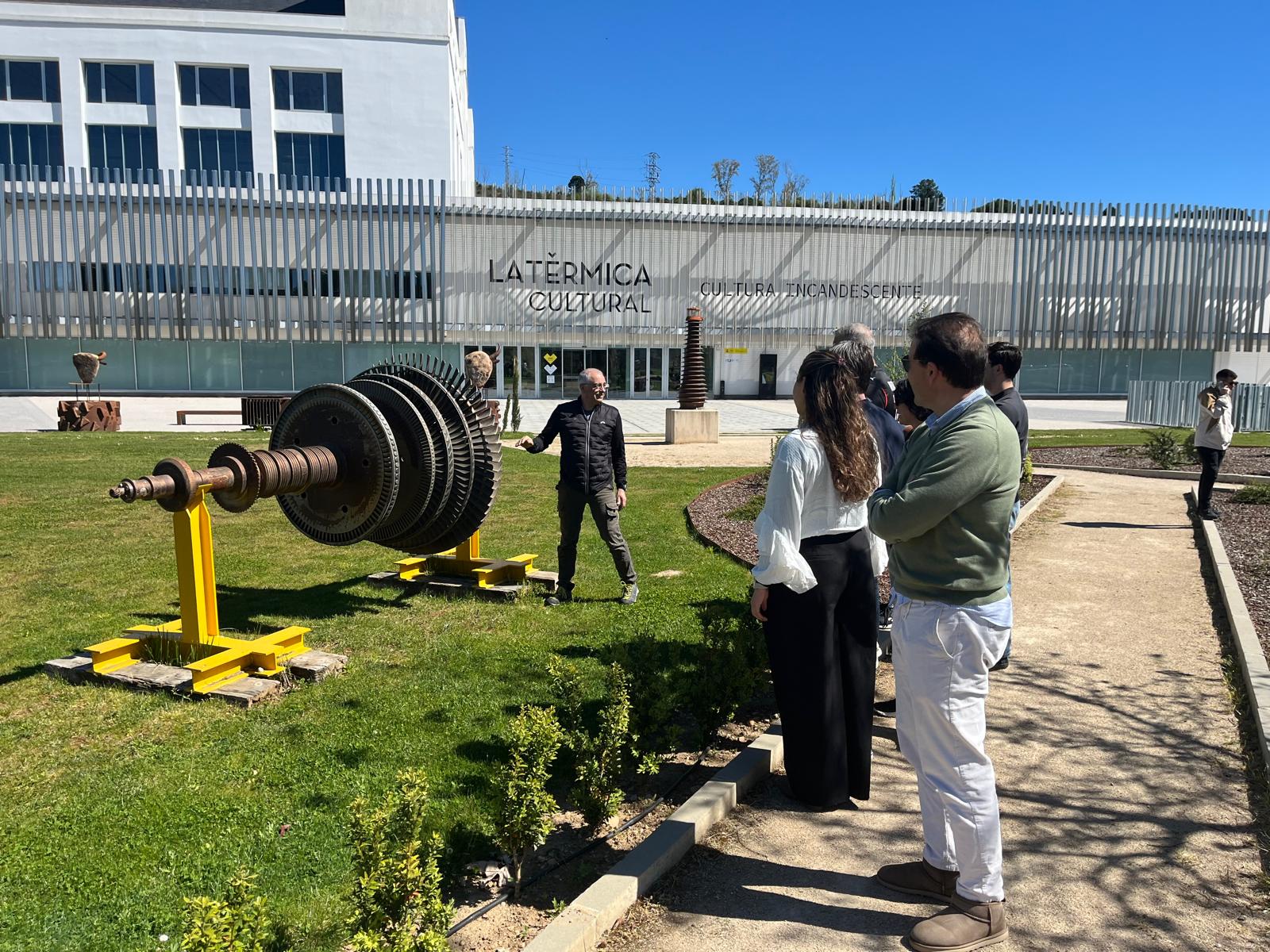Parte del curso, aprendiendo de las turbinas que hay a las puertas de La Térmica Cultural. 