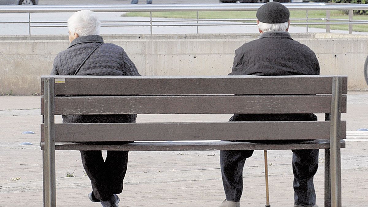 Una pareja de pensionistas leoneses en una imagen de archivo.| MAURICIO PEÑA