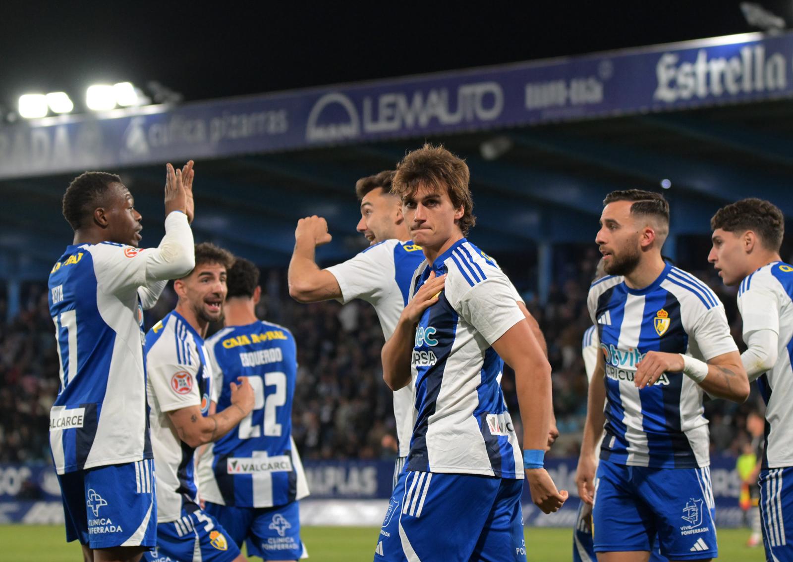 La Deportiva busca otra de las grandes noches en El Toralín para agarrarse al ‘playoff’ . QUINITO