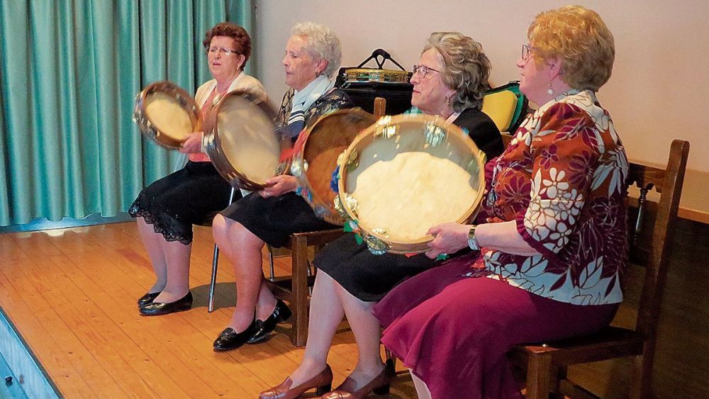 Cilinia Martínez (segunda por la derecha) junto al resto de Las Pandereteras de Casares, con Nieves, la única que vive, a la izquierda.