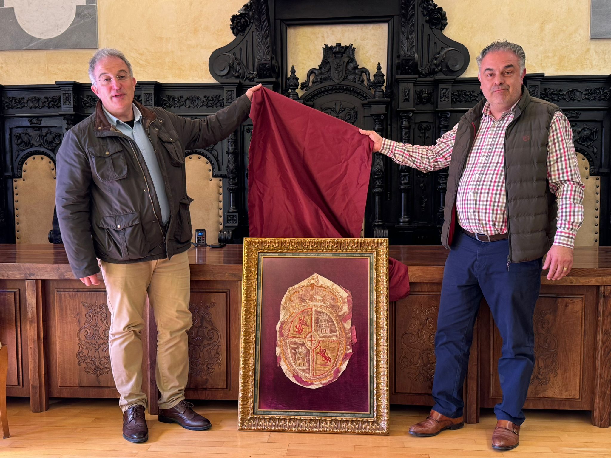 Arsenio García y José Luis Nieto durante la presentación del escudo. | L.N.C.
