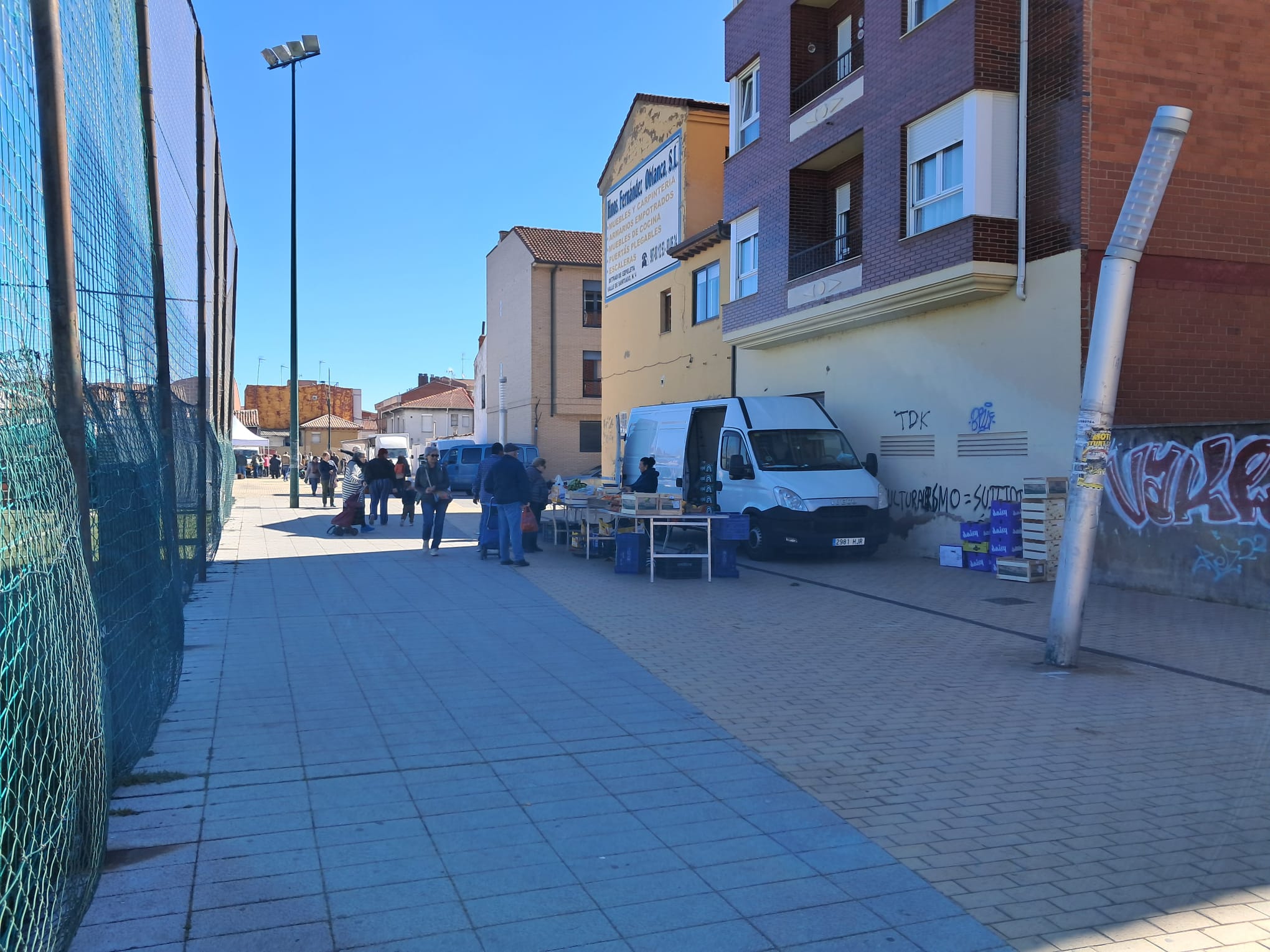 Imagen del mercadillo de Trobajo del Camino este miércoles 1 de abril. | L.N.C.