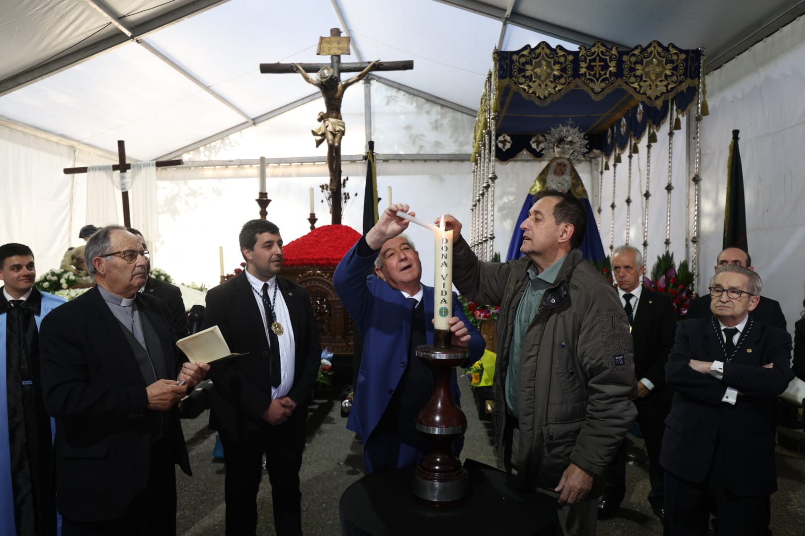 Manuel Ferrero Vidales y Jovino López García encendieron este año el cirio 'Dona Vida' de la Bienaventuranza. | FERNANDO OTERO