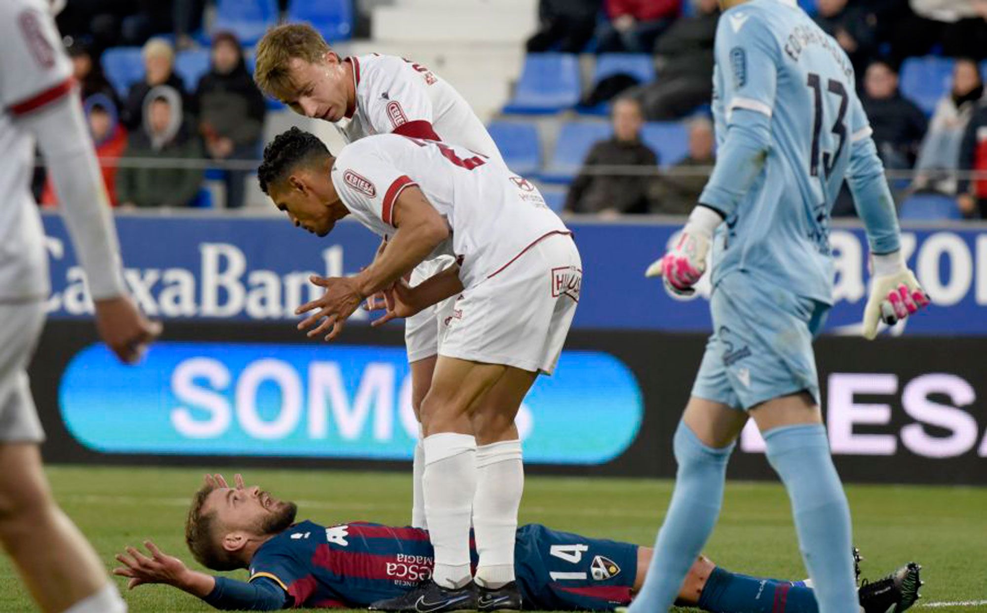 Víctor García y Rodri increpan a Pulido tras pedir el central del Huesca penalti del lateral de la Cultural. | LALIGA