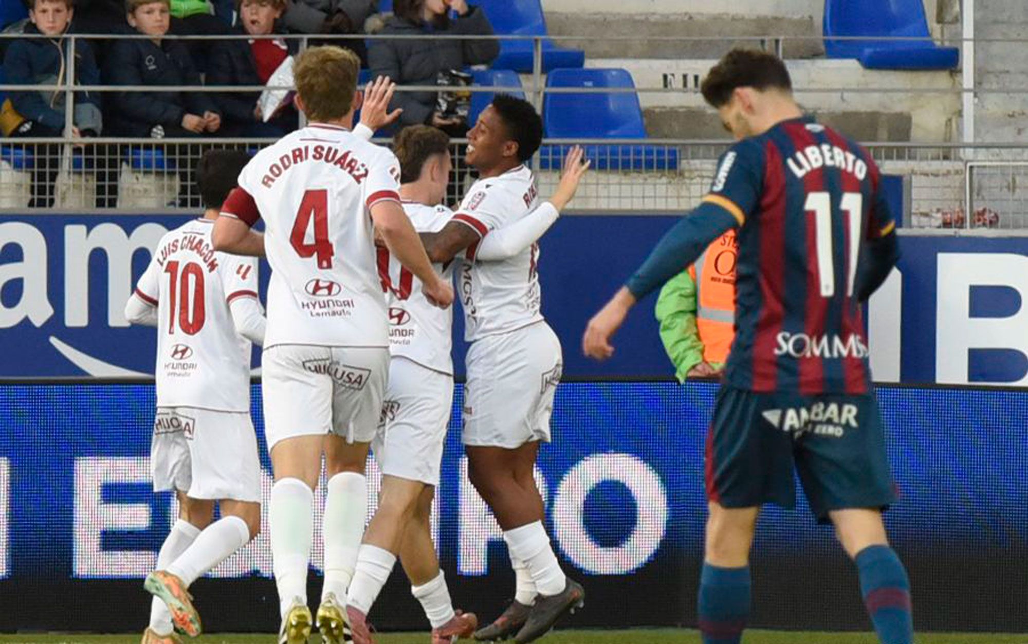 Los jugadores de la Cultural celebran el gol con el que se adelantaron frente al Huesca. | LALIGA