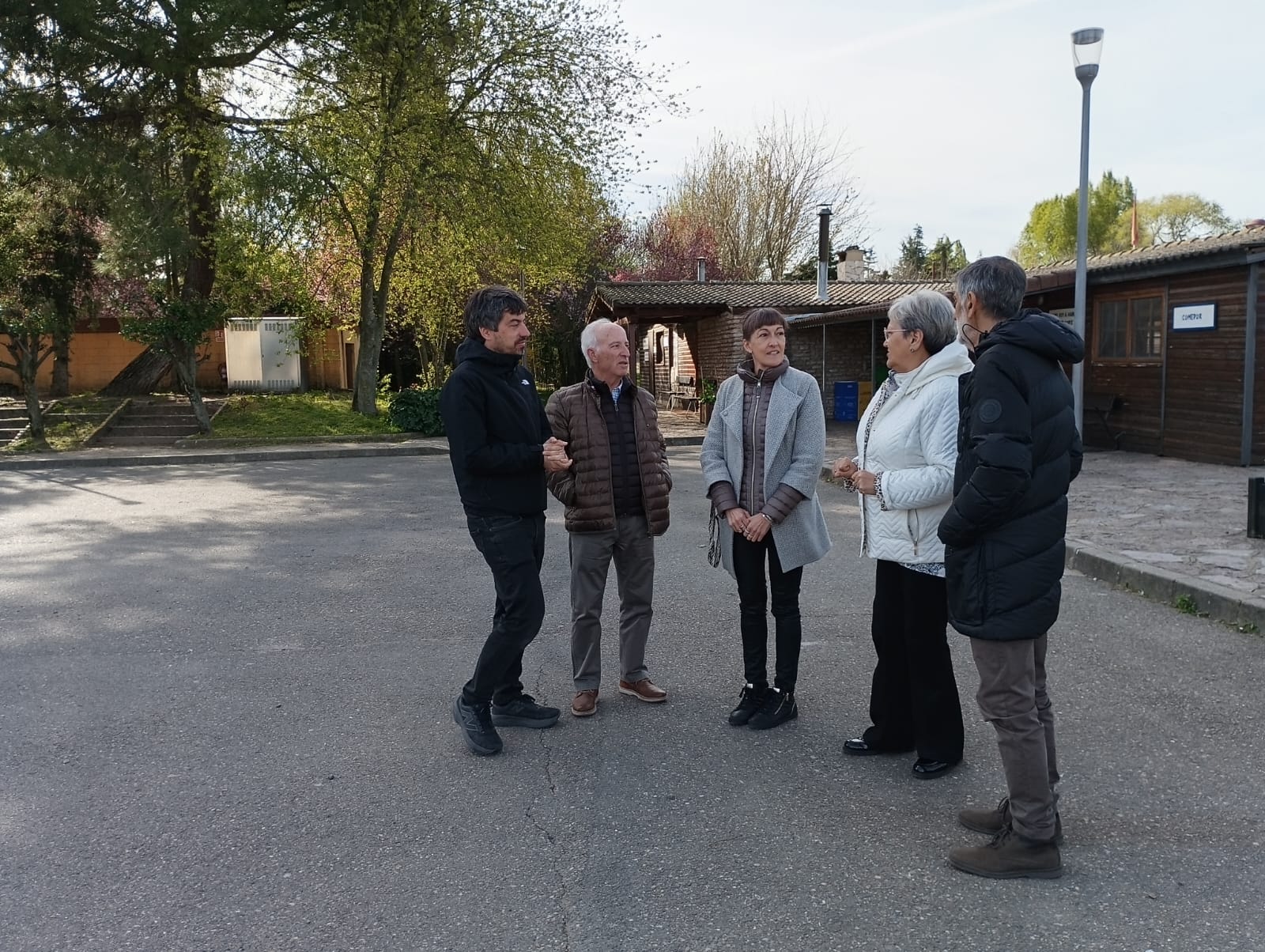 La Asociación de Amigos de los Hórreos Leoneses mantuvo una reunión en el Coto Escolar de León con su directora, Cristina Villalón Robles, y con la concejala delegada de Mayores y del servicio del Coto Escolar, Lourd