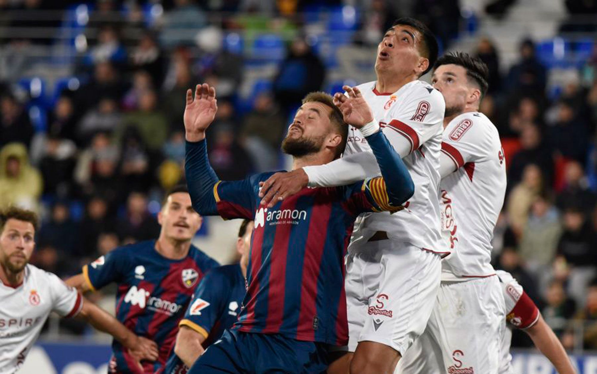 El mediocentro de la Cultural, Thiago Ojeda, busca despejar un balón frente al Huesca. | LALIGA