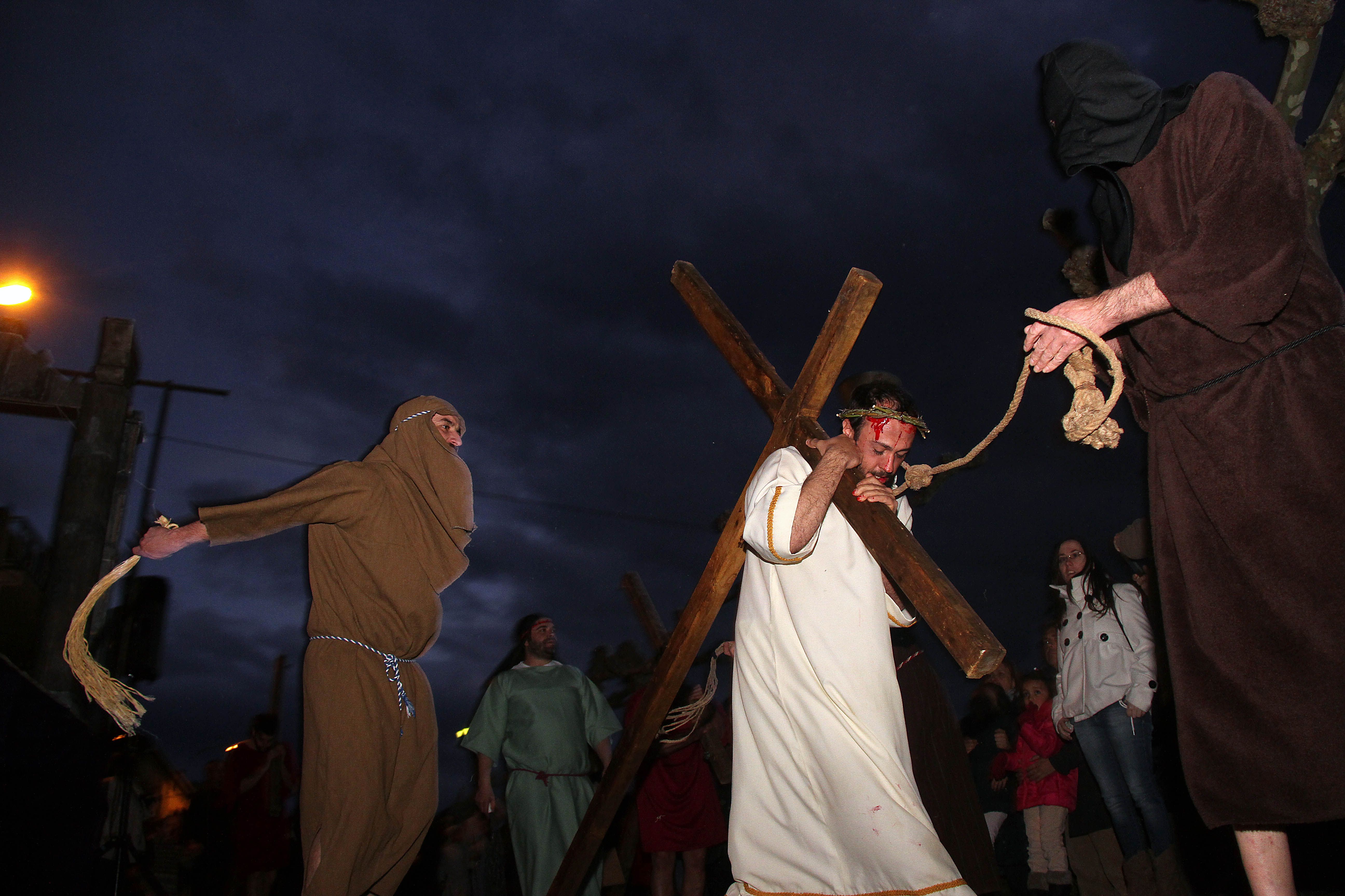 Alrededor de un centenar de vecinos escenifican en la localidad leonesa de Jiménez de Jamuz un Viacrucis viviente que conmemora su 40 aniversario. | PEIO GARCÍA (Ical) 
