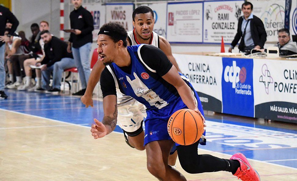 Bergens penetra en el último encuentro del Ponferrrada. CLÍNICA PONFERRADA