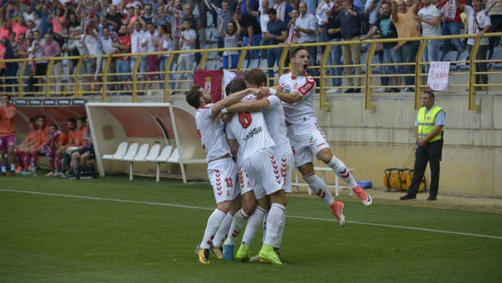 Los jugadores de la Cultural celebran uno de los goles al Valladolid la última vez que se enfrentaron en liga en el Reino. | MAURICIO PEÑA