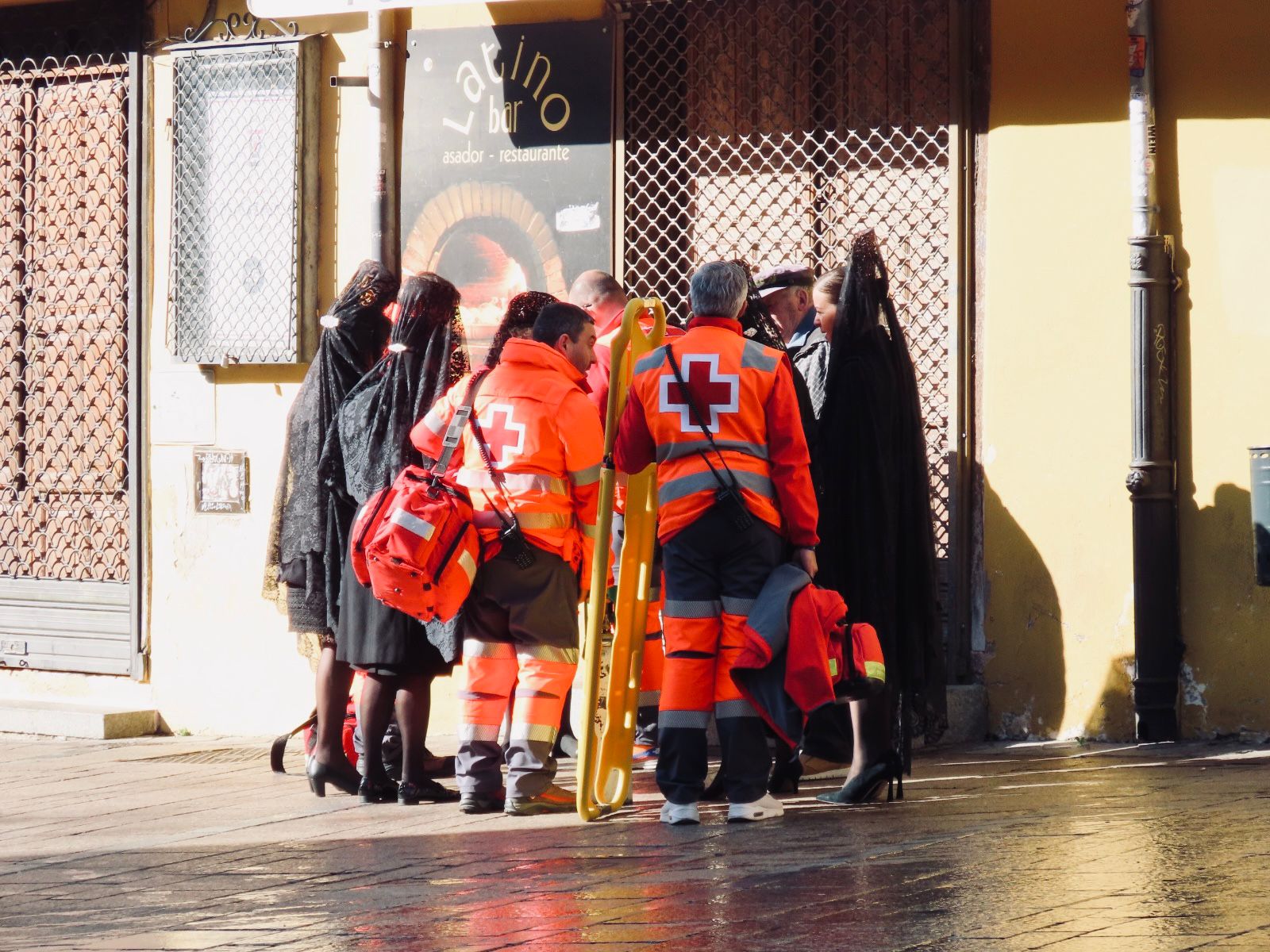 Servicio preventivo realizado por Cruz Roja durante la procesión de los Pasos. | L.N.C.