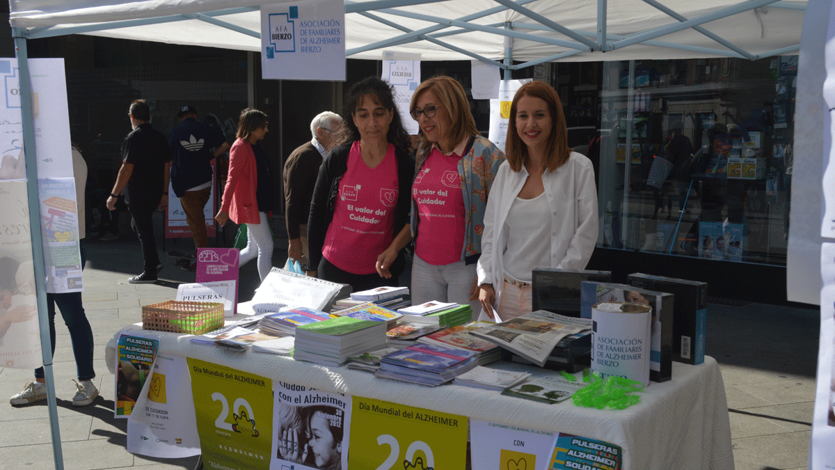 La asociación atendió este miércoles a muchos ciudadanos en su puesto informativo a pie de calle. | D.M.