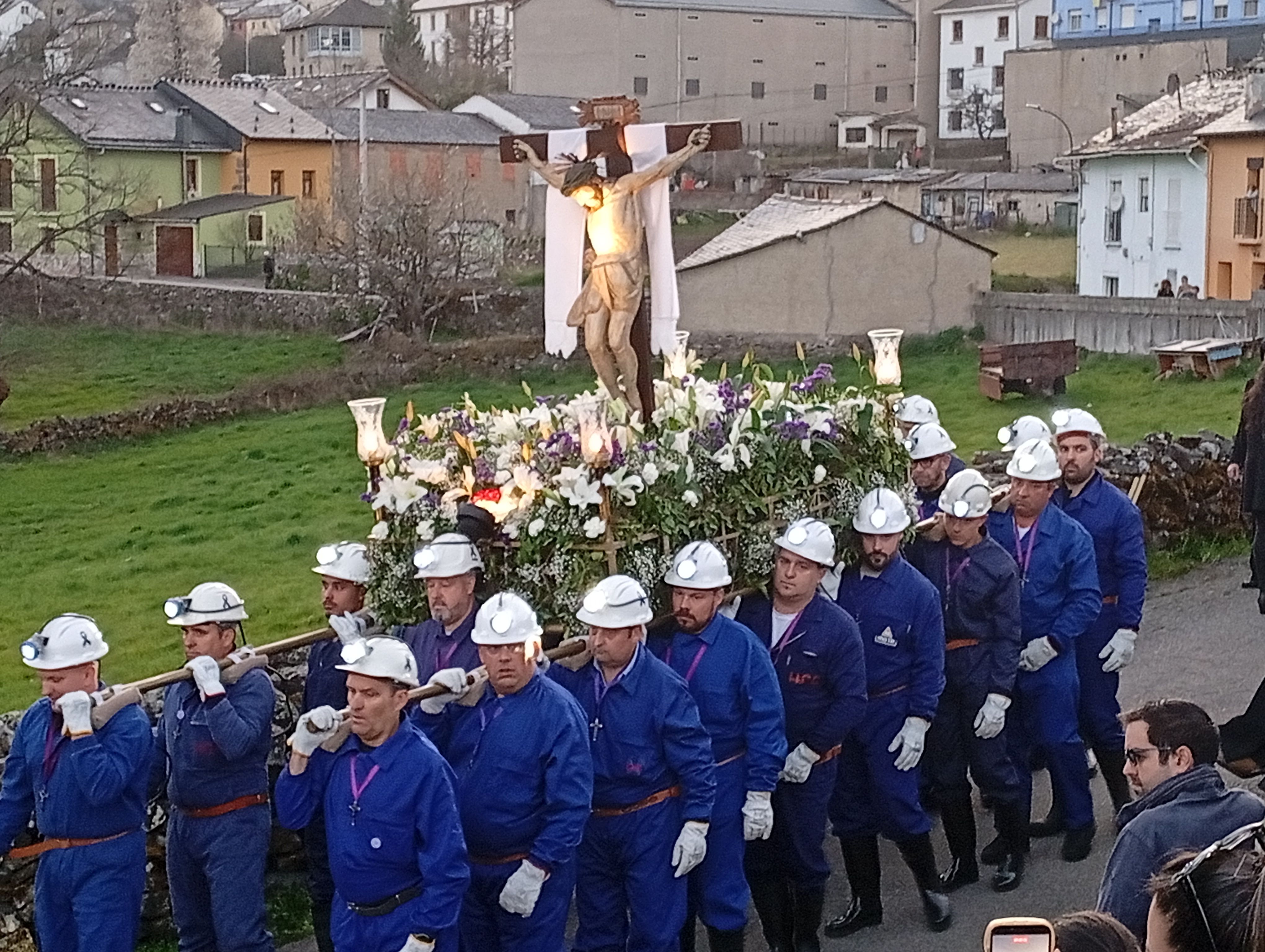 La procesión del Cristo de los Mineros vuelve a estremecer a Laciana con un homenaje a quienes dejaron su vida bajo tierra. ESTEFANÍA NIÑO