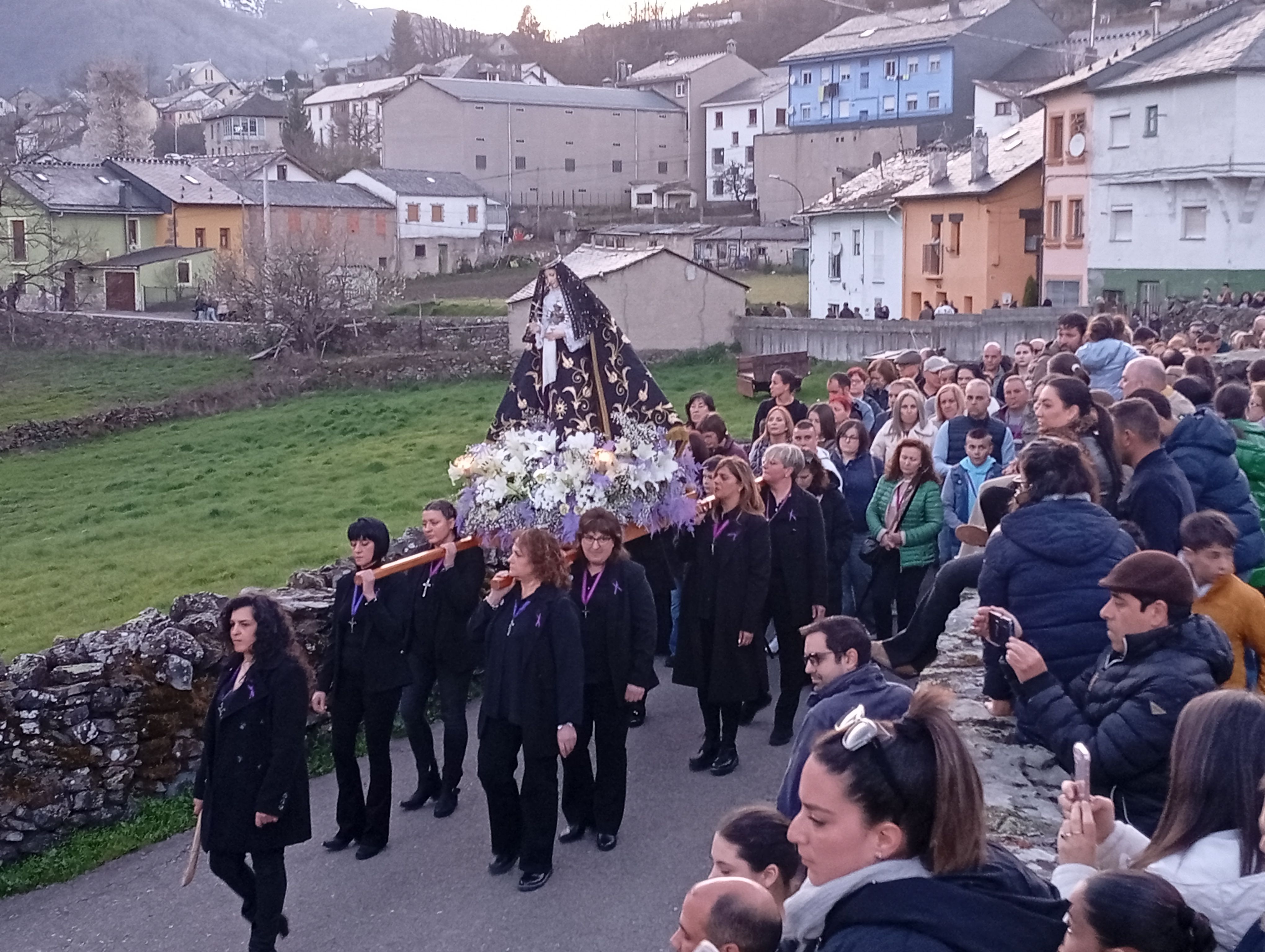 La procesión del Cristo de los Mineros vuelve a estremecer a Laciana con un homenaje a quienes dejaron su vida bajo tierra. ESTEFANÍA NIÑO