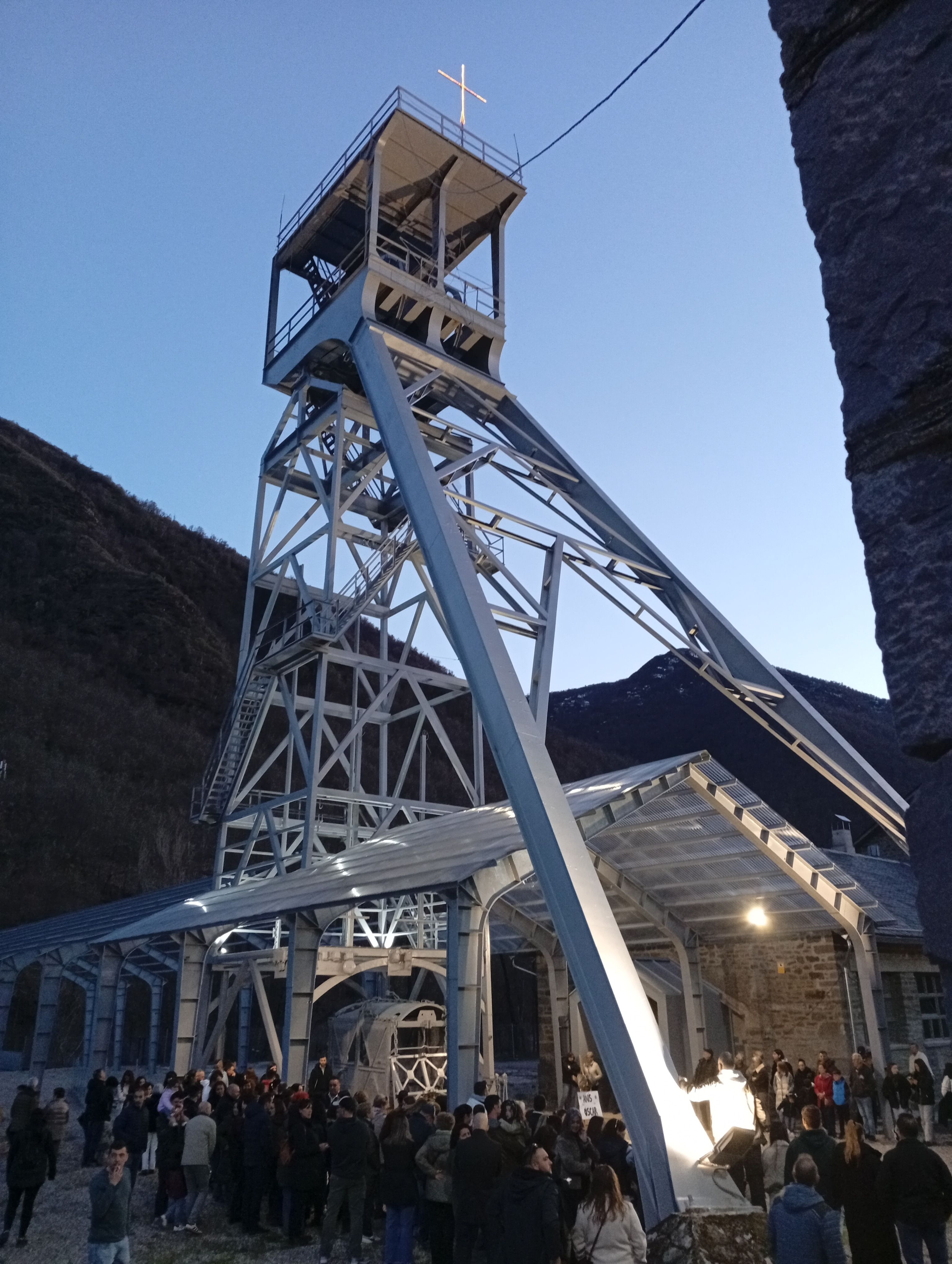 La procesión del Cristo de los Mineros vuelve a estremecer a Laciana con un homenaje a quienes dejaron su vida bajo tierra. ESTEFANÍA NIÑO