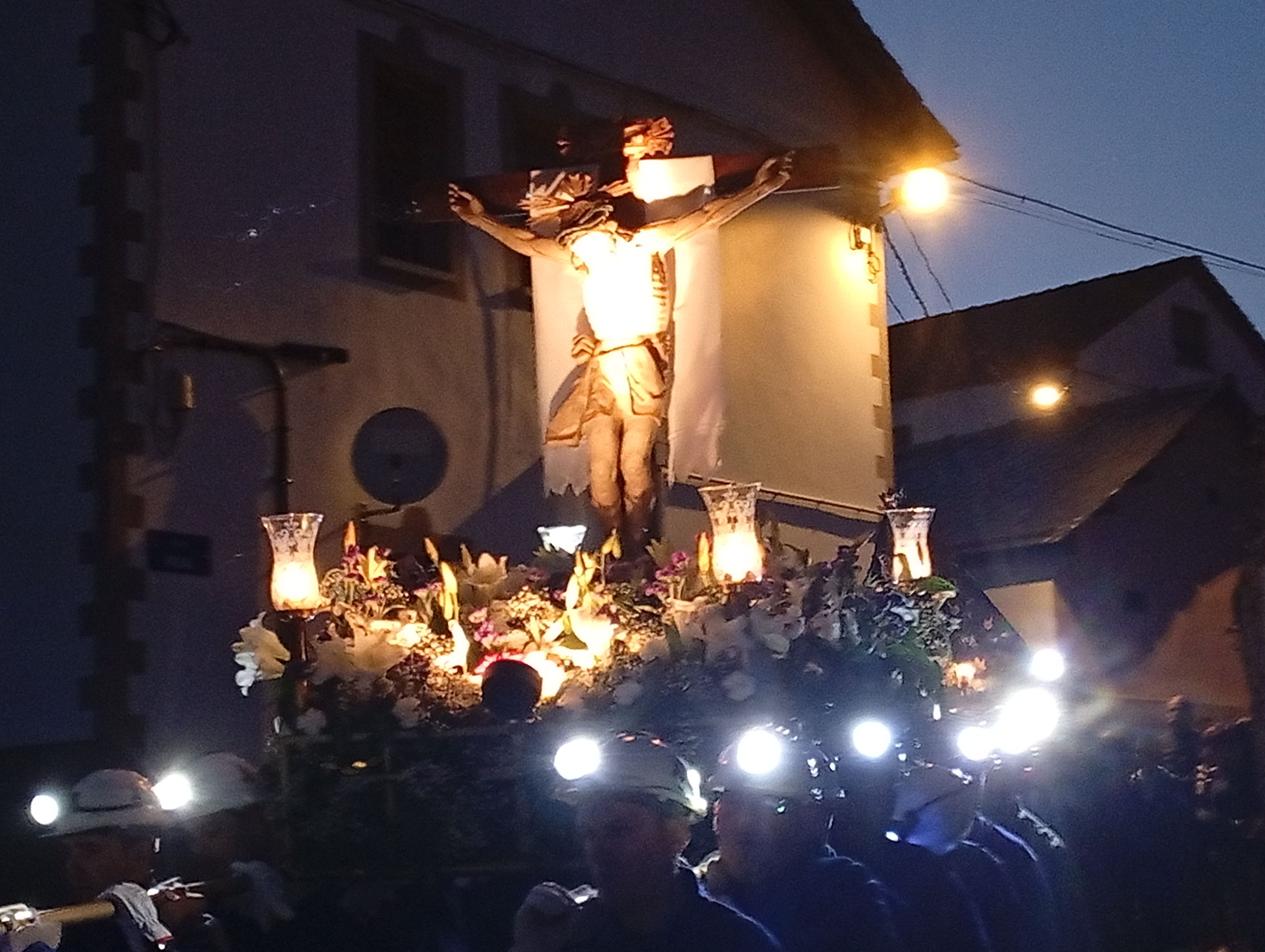 La procesión del Cristo de los Mineros vuelve a estremecer a Laciana con un homenaje a quienes dejaron su vida bajo tierra. ESTEFANÍA NIÑO