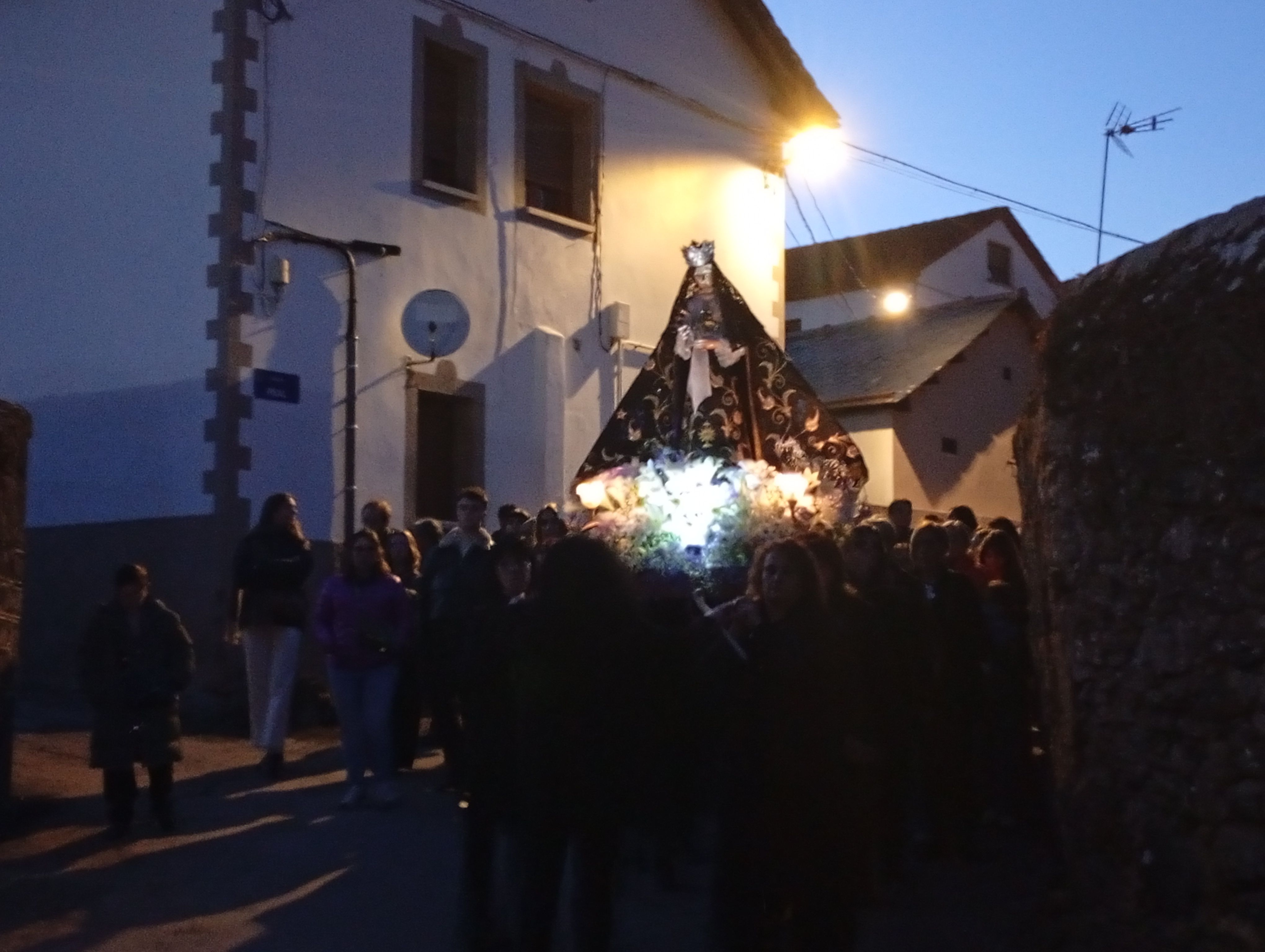 La procesión del Cristo de los Mineros vuelve a estremecer a Laciana con un homenaje a quienes dejaron su vida bajo tierra. ESTEFANÍA NIÑO