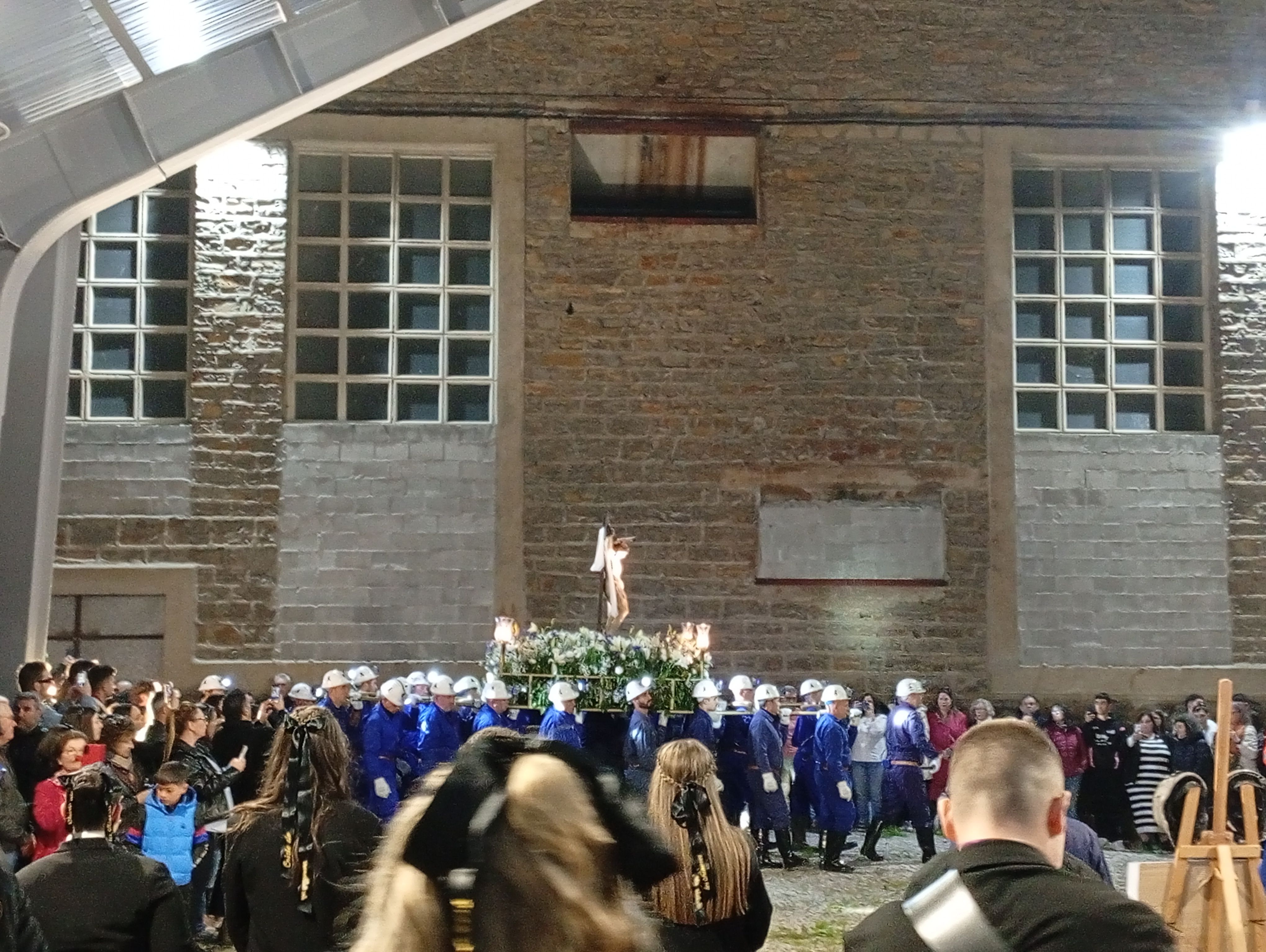 La procesión del Cristo de los Mineros vuelve a estremecer a Laciana con un homenaje a quienes dejaron su vida bajo tierra. IVÁN RUIZ NOX