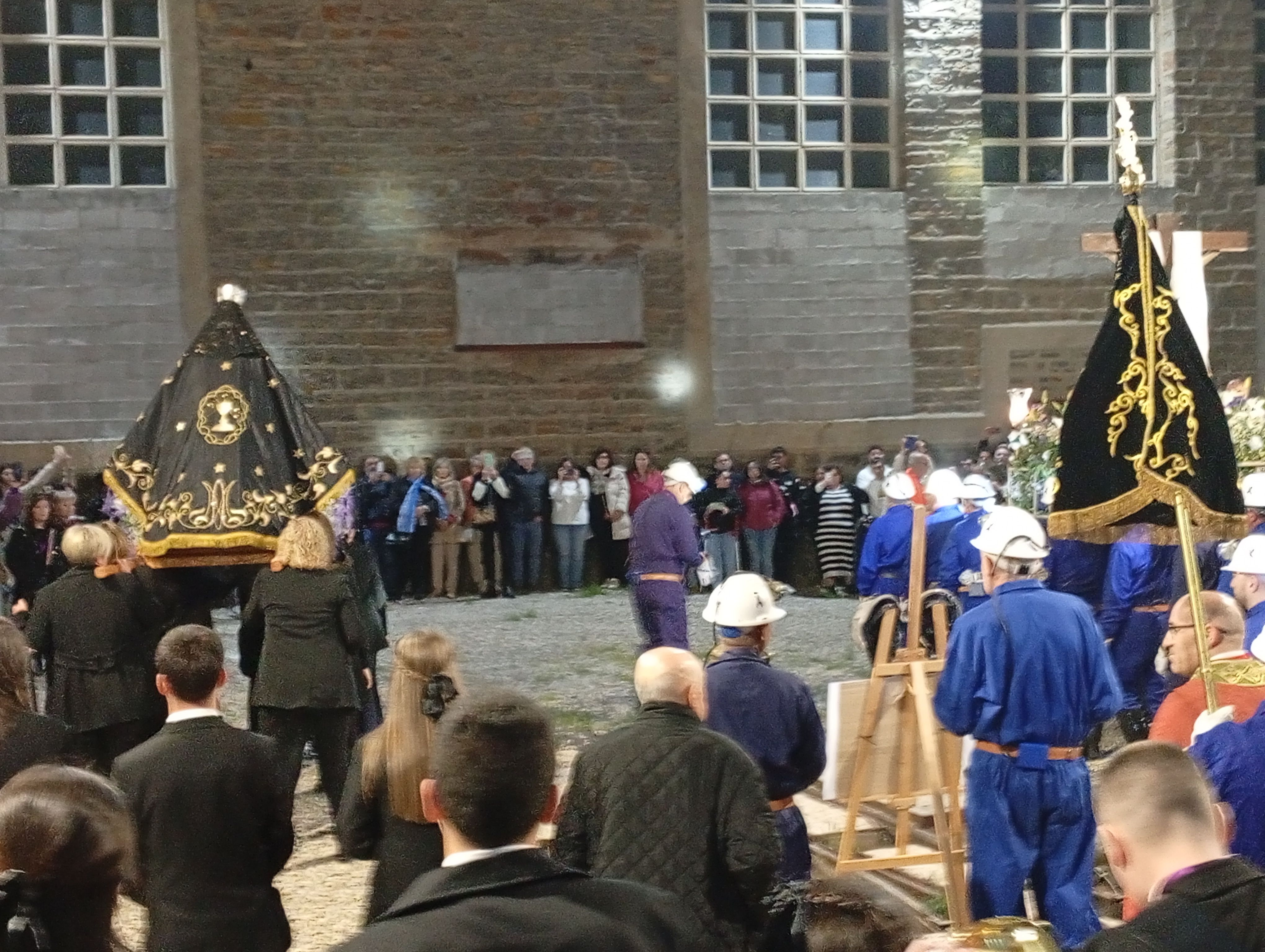 La procesión del Cristo de los Mineros vuelve a estremecer a Laciana con un homenaje a quienes dejaron su vida bajo tierra. IVÁN RUIZ NOX