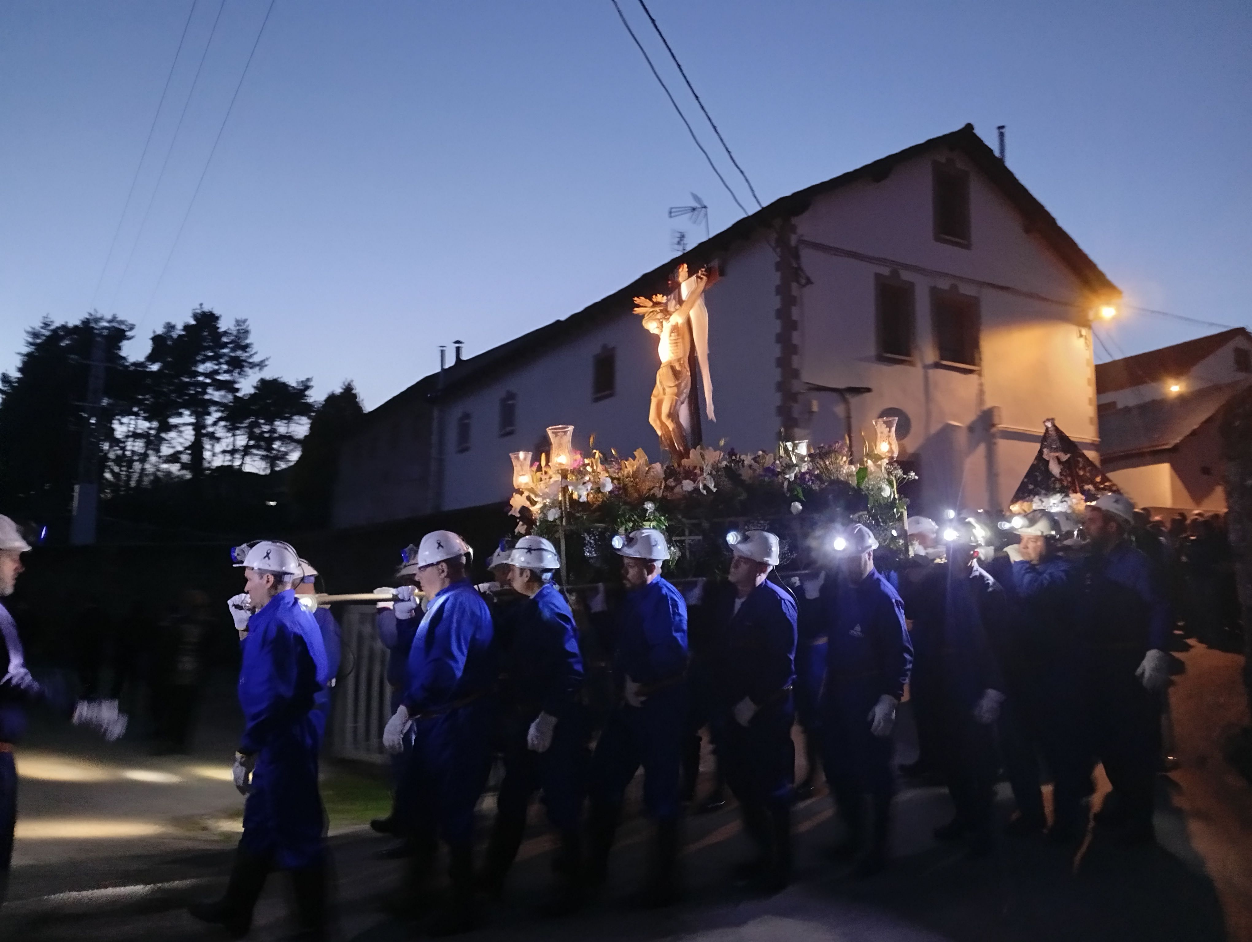 Los mineros con el Cristo llegando al Pozo María. ESTEFANÍA NIÑO Los mineros con el Cristo llegando al Pozo María. ESTEFANÍA NIÑO