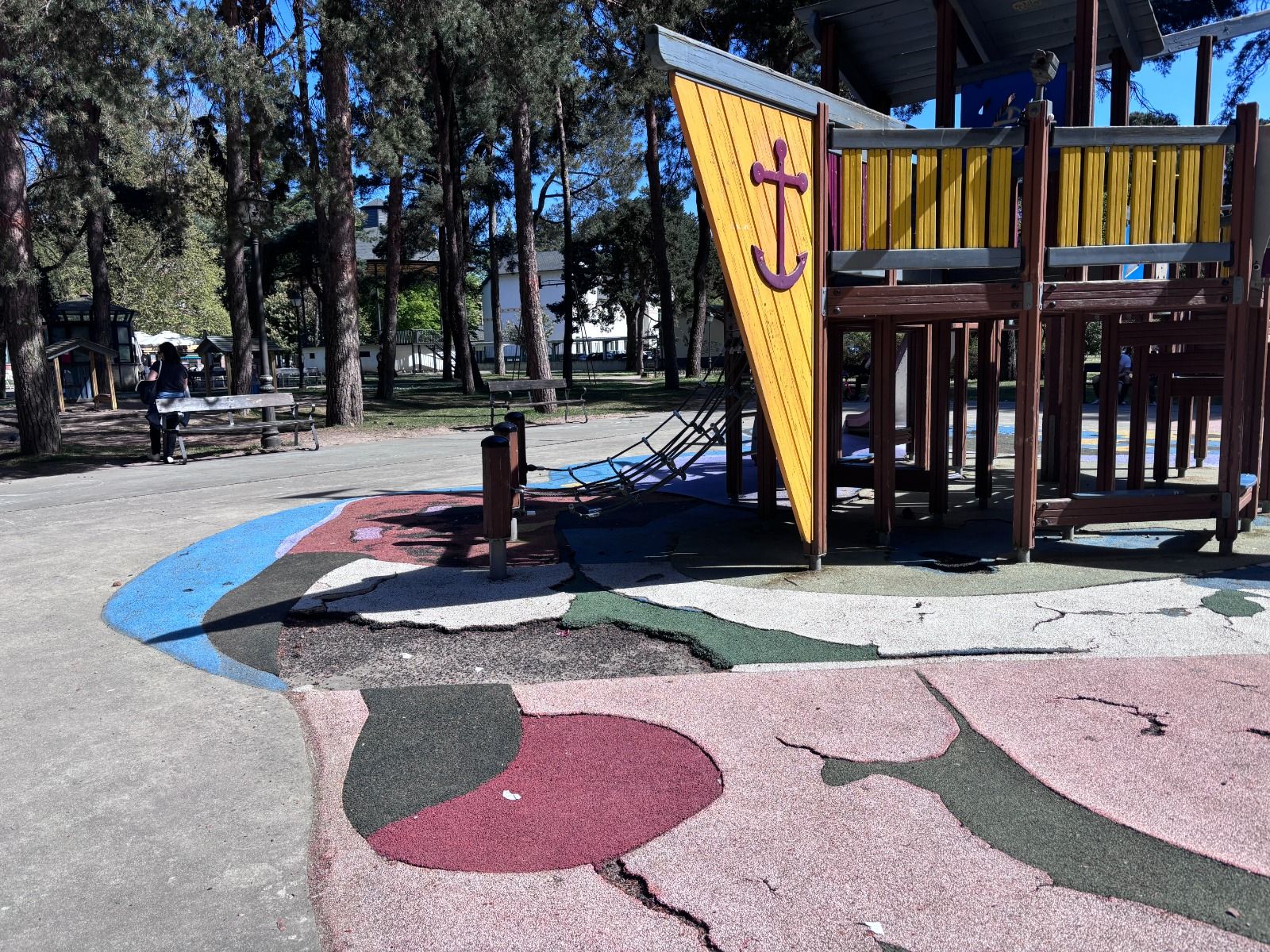 Pavimento destrozado en la zona de juegos del Parque del Temple. | JAVIER FERNÁNDEZ Pavimento destrozado en la zona de juegos del Parque del Temple. | JAVIER FERNÁNDEZ