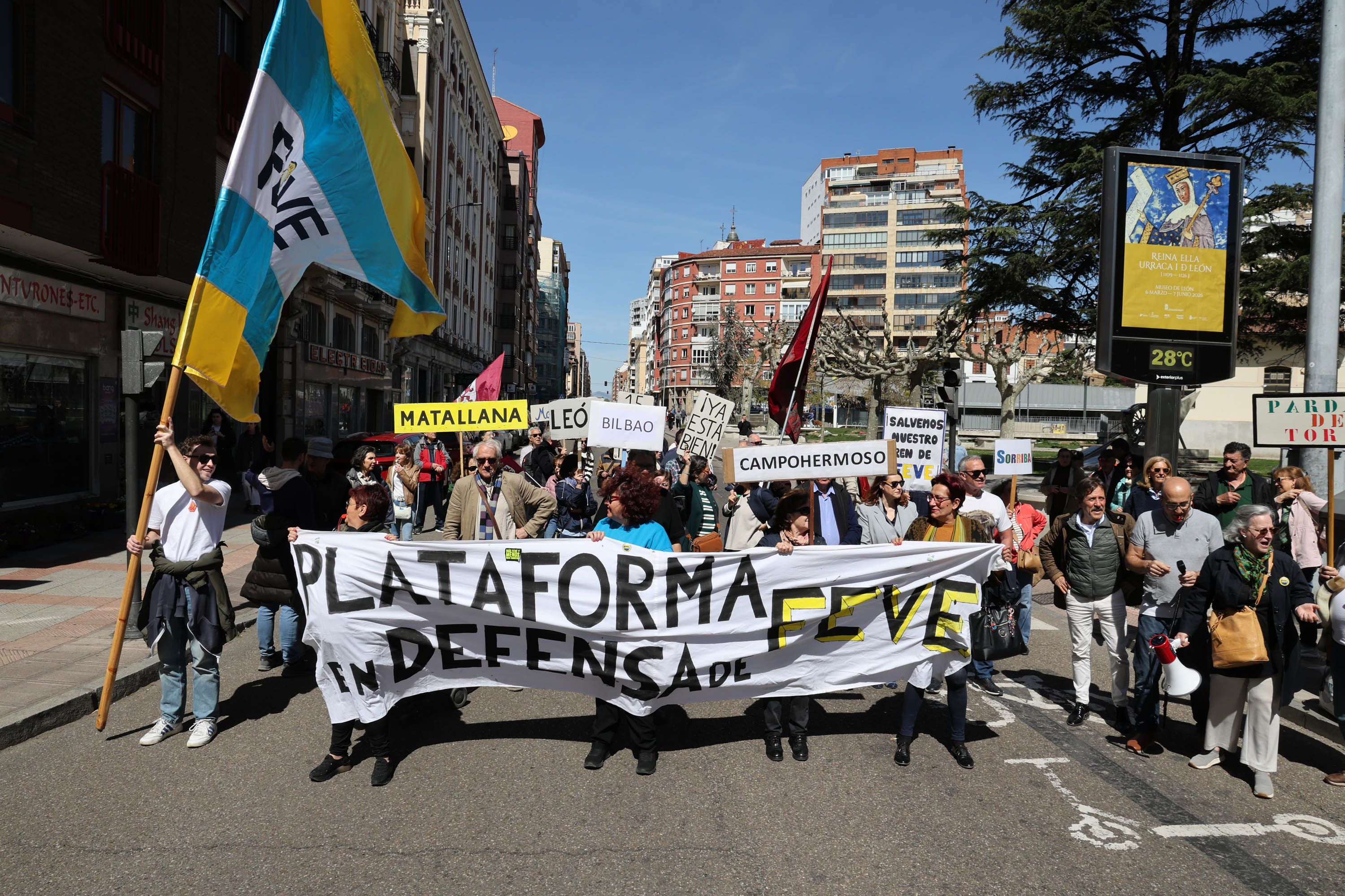 Imagen del corte de tráfico protagonizado este sábado por la Plataforma en Defensa de Feve. | CARLOS S. CAMPILLO (ICAL)