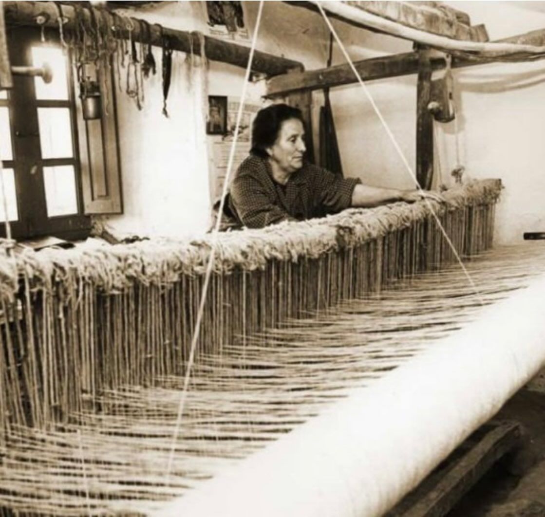Dolores estuvo 'a los mandos' del último telar artesanal del Val / ARCHIVO MERCEDES G. ROJO