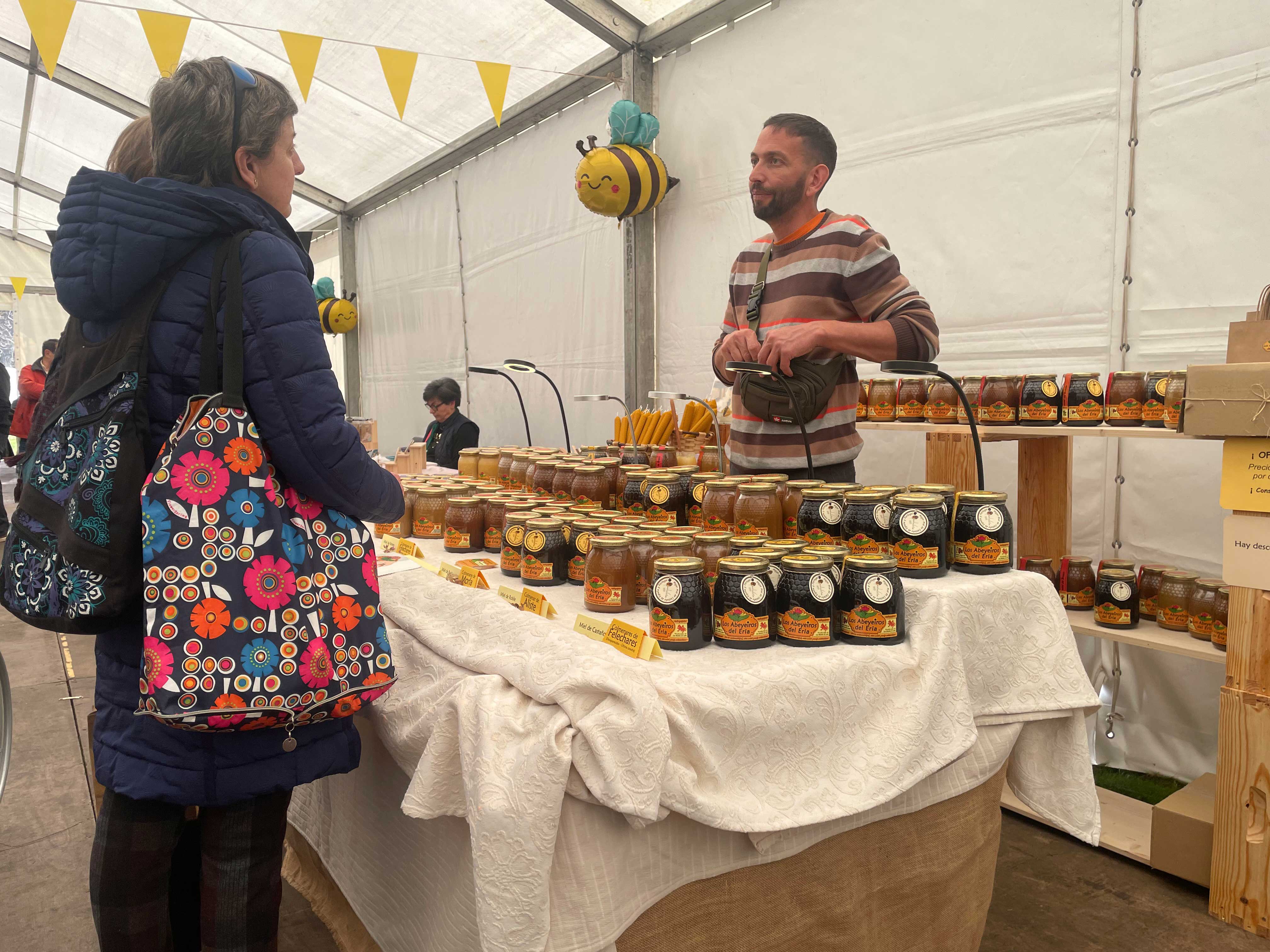 La Feria de la Miel de la localidad de Filiel reunió a más de una veintena de apicultores y artesanos. | RÚBEN PRIETO