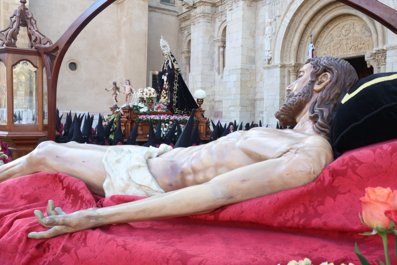 Procesión del Santo Cristo del Desenclavo, en imágenes