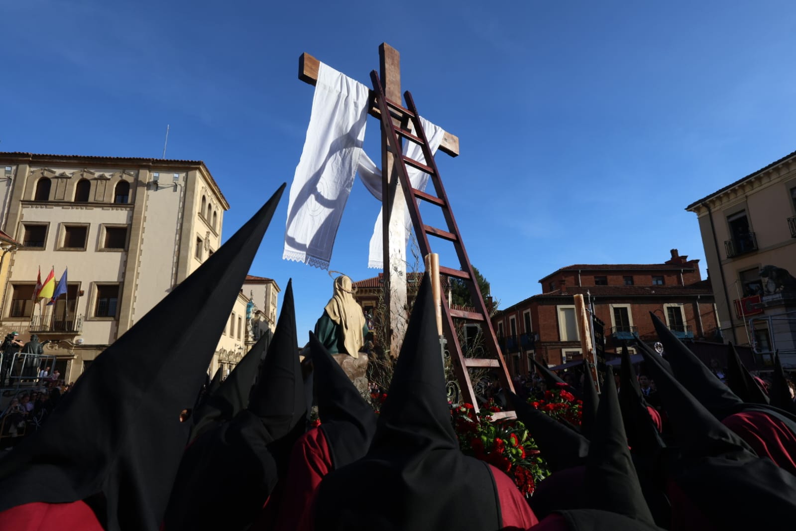 Procesión del Santo Cristo del Desenclavo, en imágenes