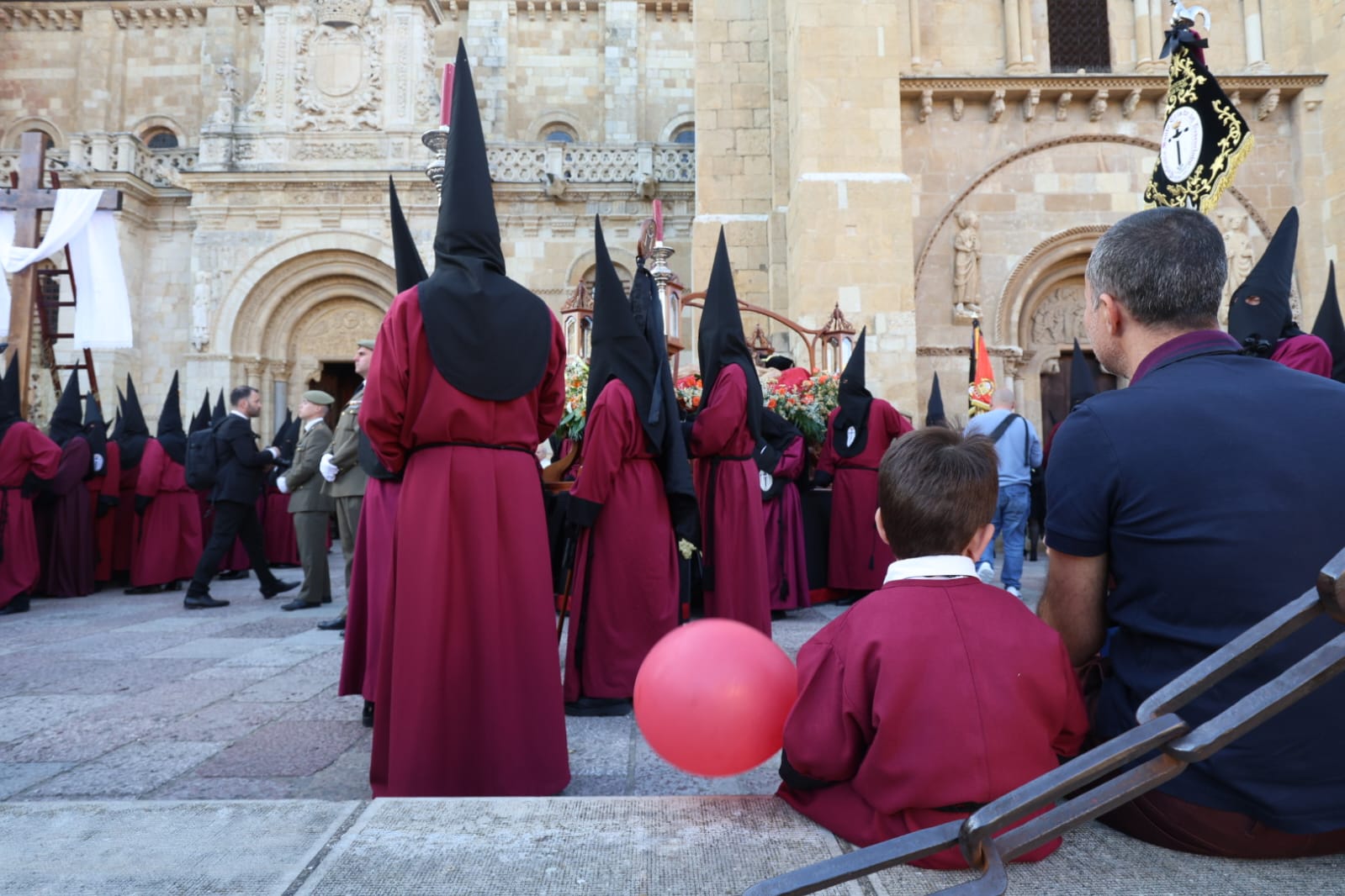 Procesión del Santo Cristo del Desenclavo, en imágenes