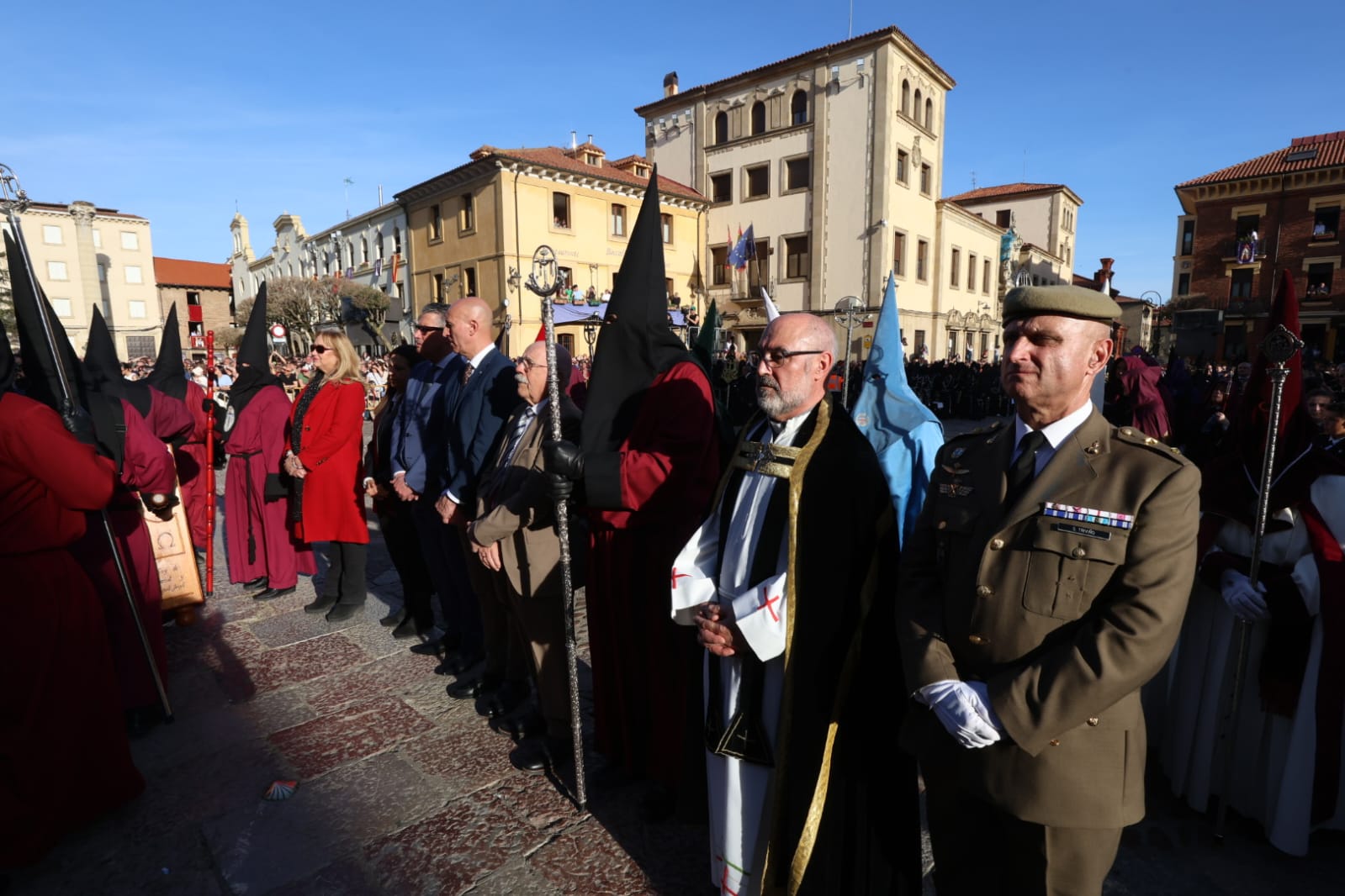 Procesión del Santo Cristo del Desenclavo, en imágenes