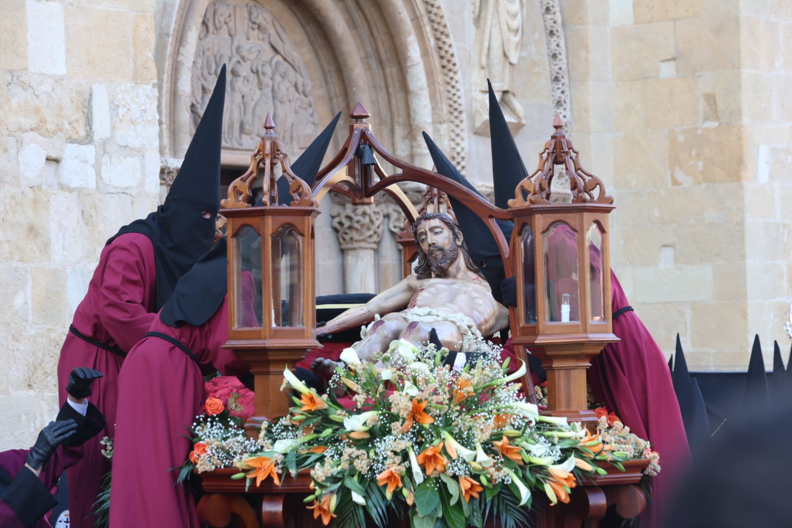 Procesión del Santo Cristo del Desenclavo, en imágenes