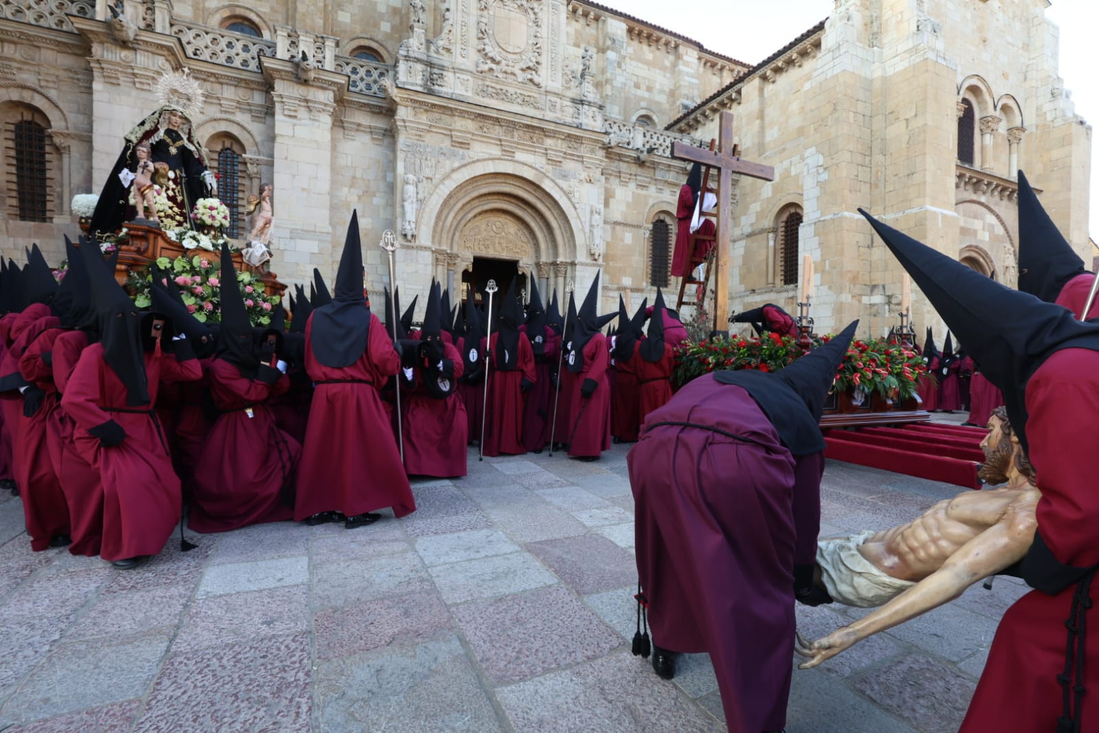 Procesión del Santo Cristo del Desenclavo, en imágenes